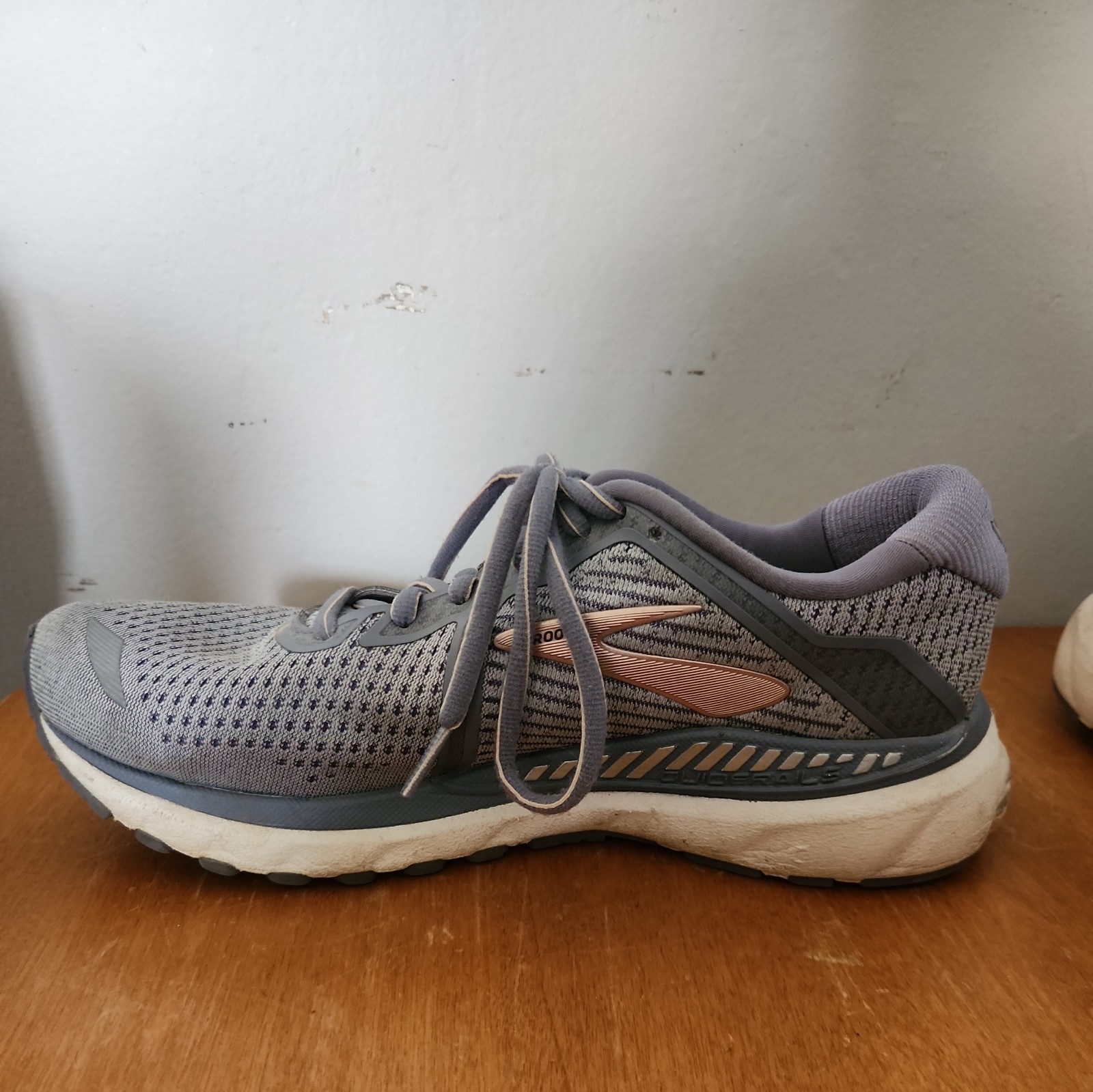 Brooks Women’s Tennis Shoes Size 8