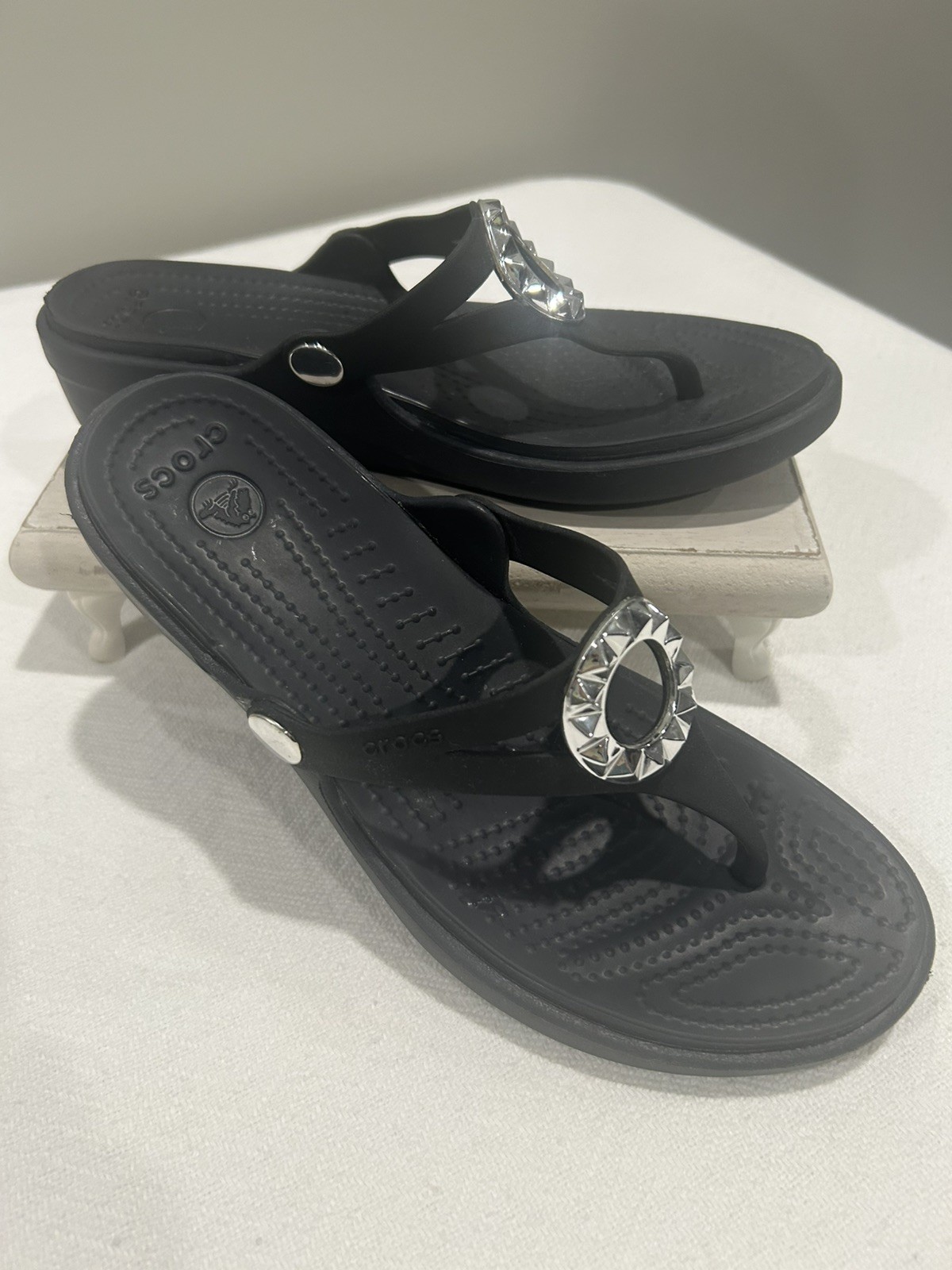 Crocs Sanrah Beveled Circle W 7 Comfort Wedge Flip Flops Sandals Black Silver