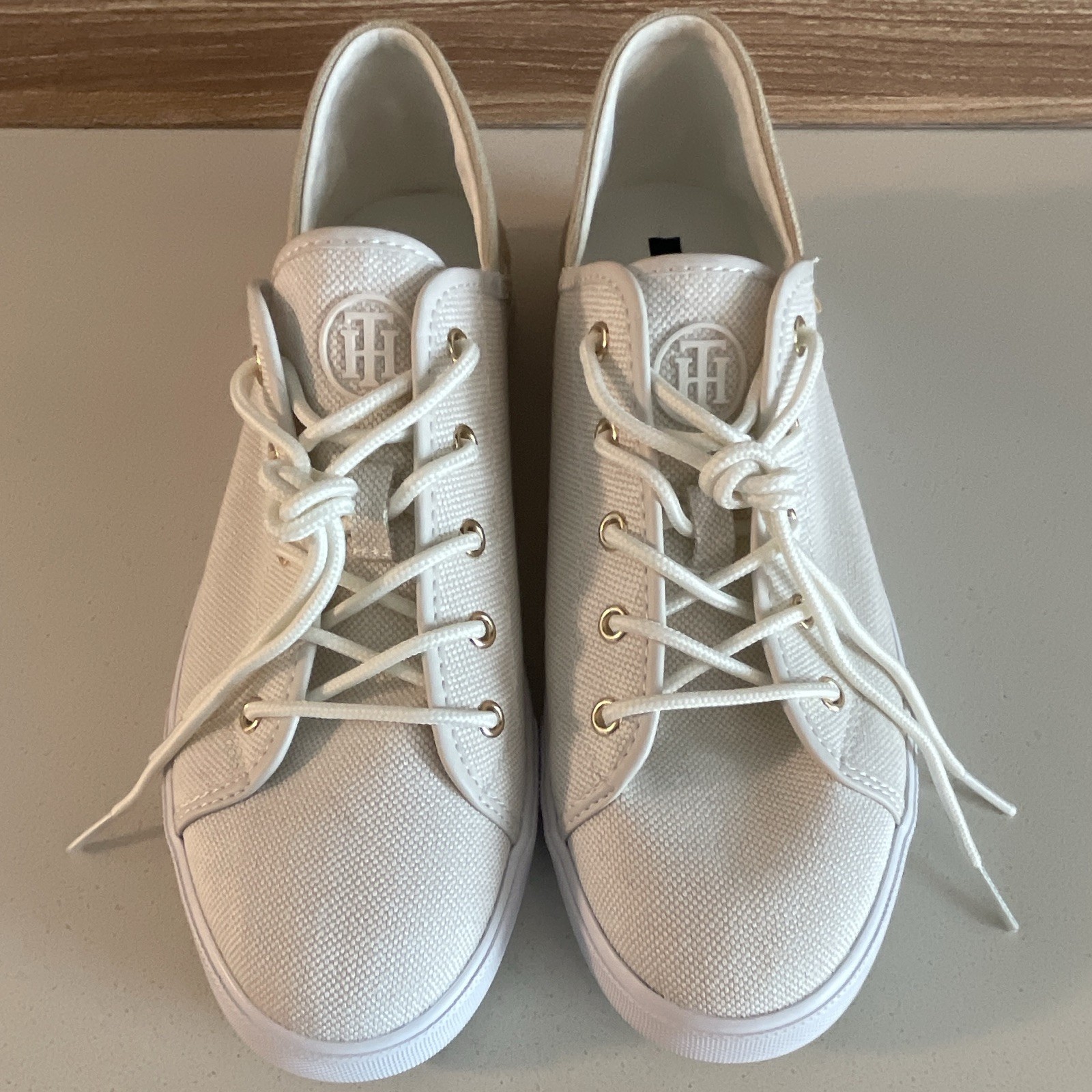 Tommy Hilfiger Ivory Canvas Lace‑Up Sneakers Women’s 10 – Everyday Casual Style