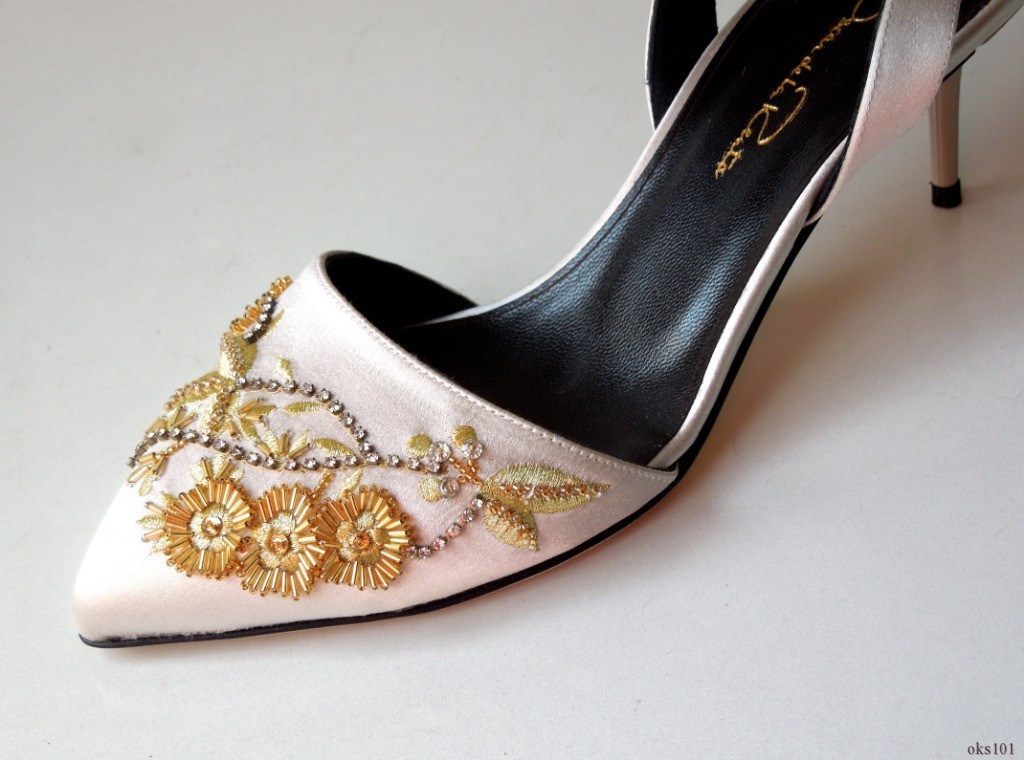 Oscar de la Renta pointy toe silver satin shoes 37 7 GOLD BEADS JEWELED ART $790