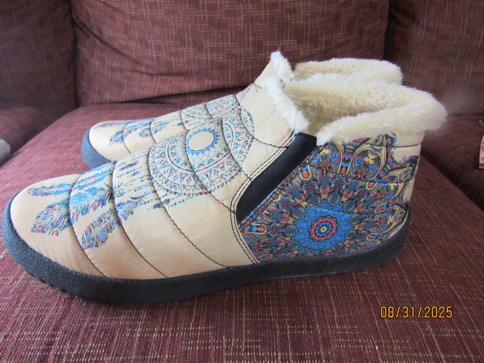 YES WE VIBE UNISEX DREAM CATCHER FAUX FUR LINED SLIPPERS MEN 8.5 WOMEN 10 VGUC