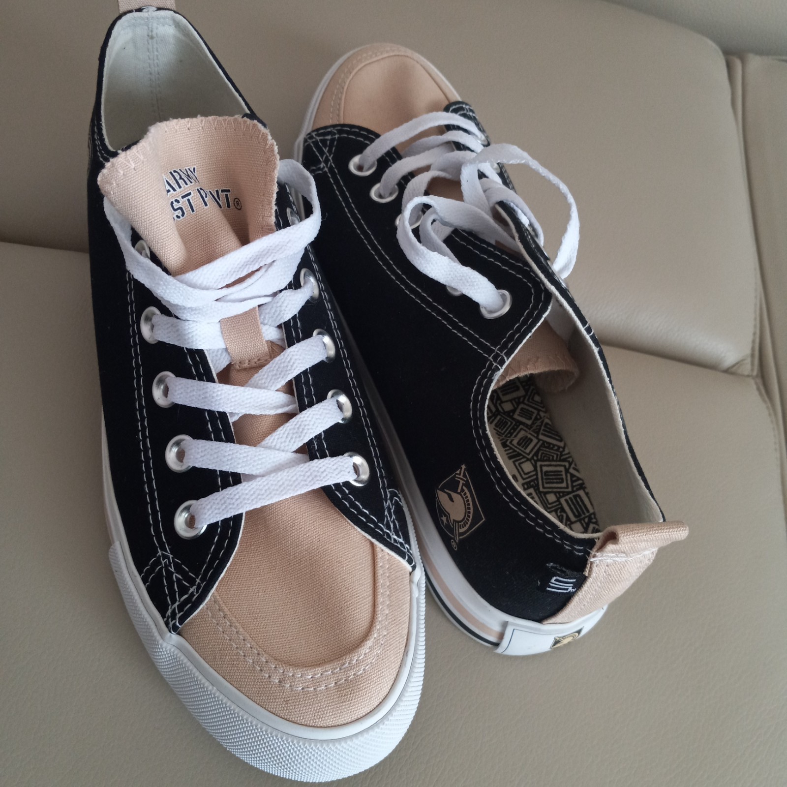 Skicks Black & Tan Low-Top Sneakers featuring the Army Black Knights Logo size 9