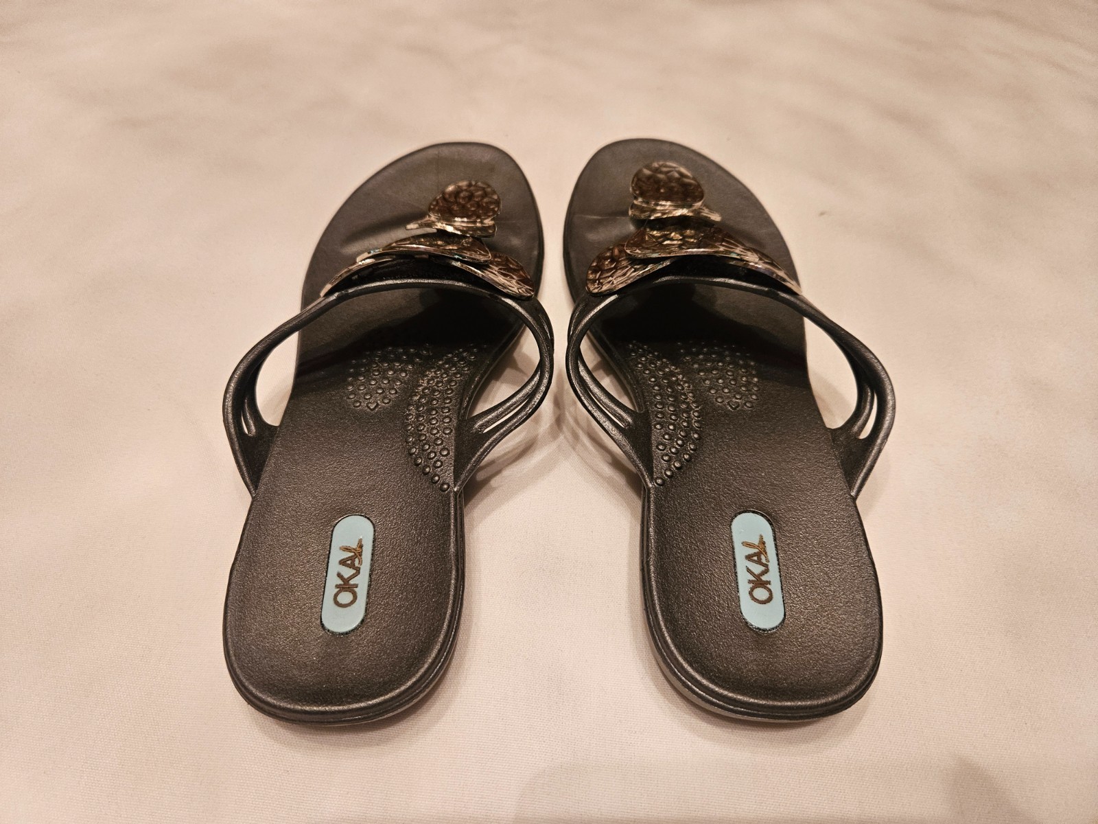 OKA B Womens Thong Sandals Size -7 Decorative silver & Grey USA