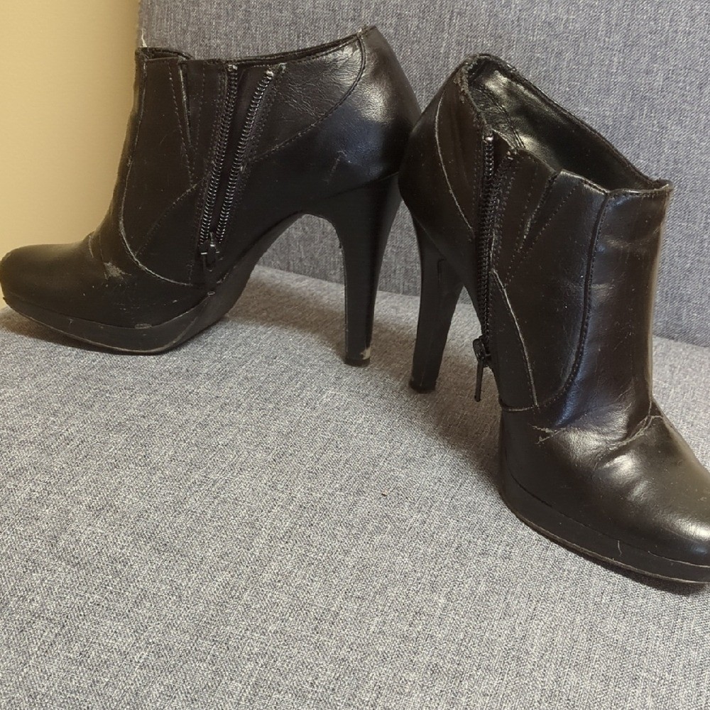 #AnkleBooties #BlackBoots #FallFashion VNTG Leather Stiletto Booties 🪩 Club Nig