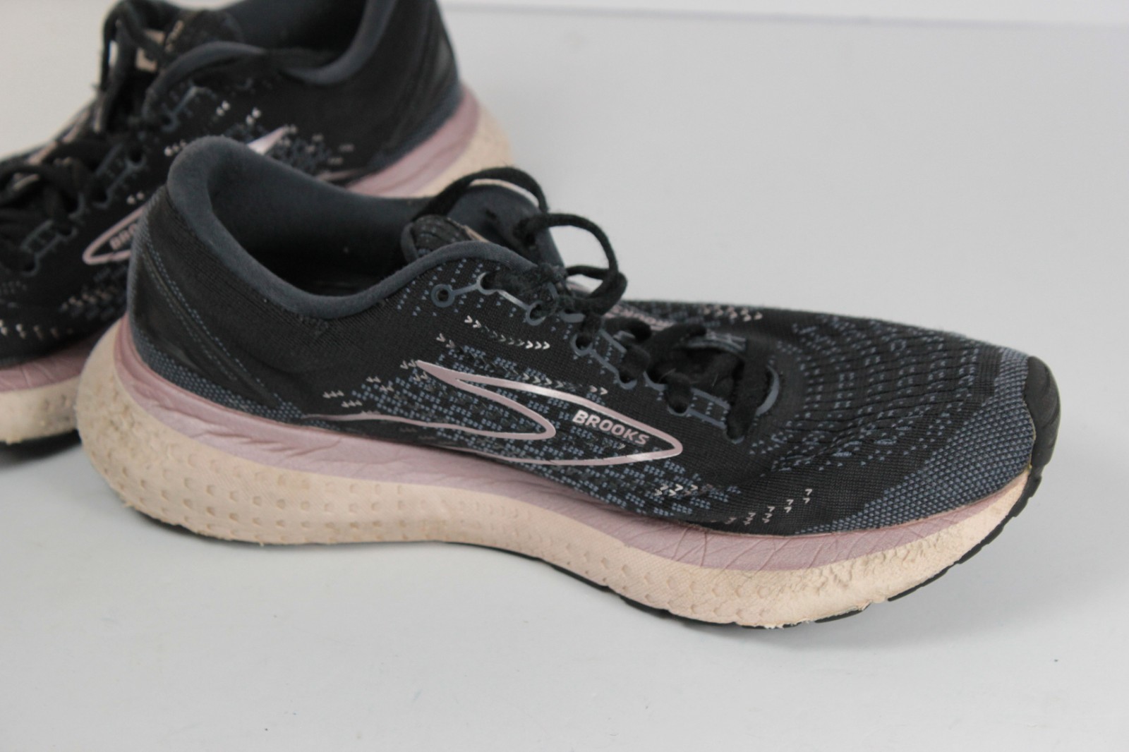 Size 9.5 – Brooks Glycerin GTS 19 Black/Metallic/Ombre