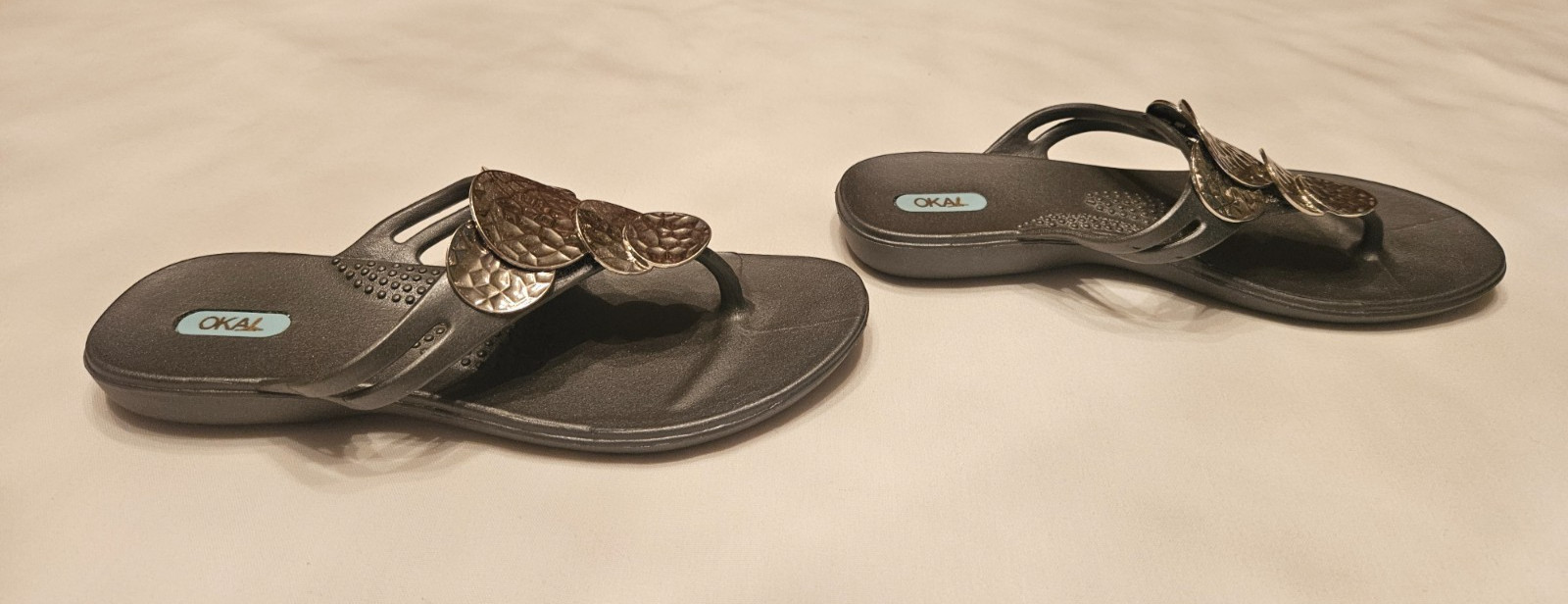 OKA B Womens Thong Sandals Size -7 Decorative silver & Grey USA