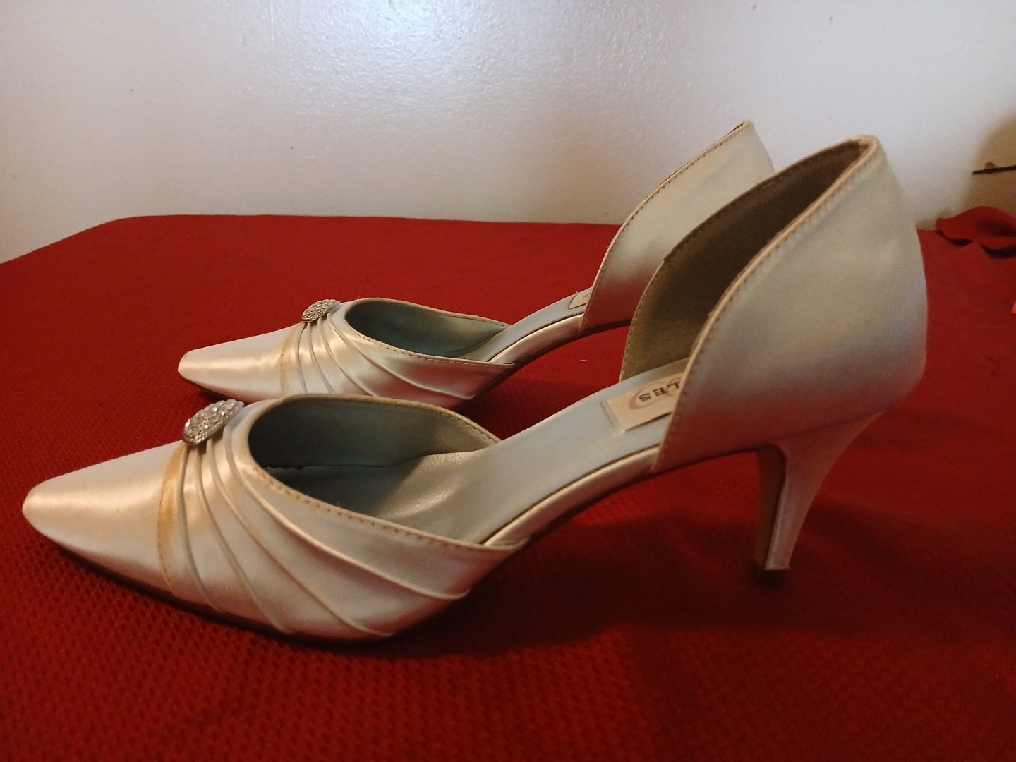 Dyeables Shanna White Satin Pumps Size 8B Wedding Bridal Dress Heels Rhinestone