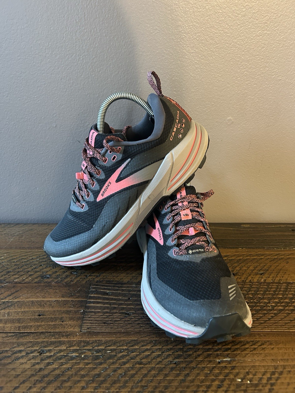 Brooks Running Cascadia 16 GTX Women’s Size 8 B Black Coral Trail Running Shoes