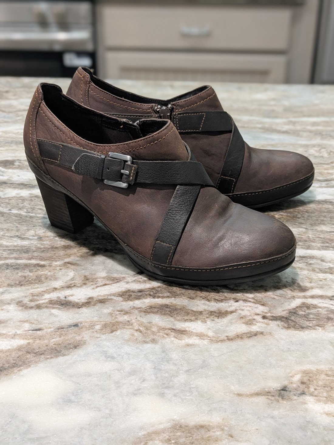🤎 Clarks Artisan Mascarpone Ella • 2.5–2.75″ Heel • Distressed Look • VGUC