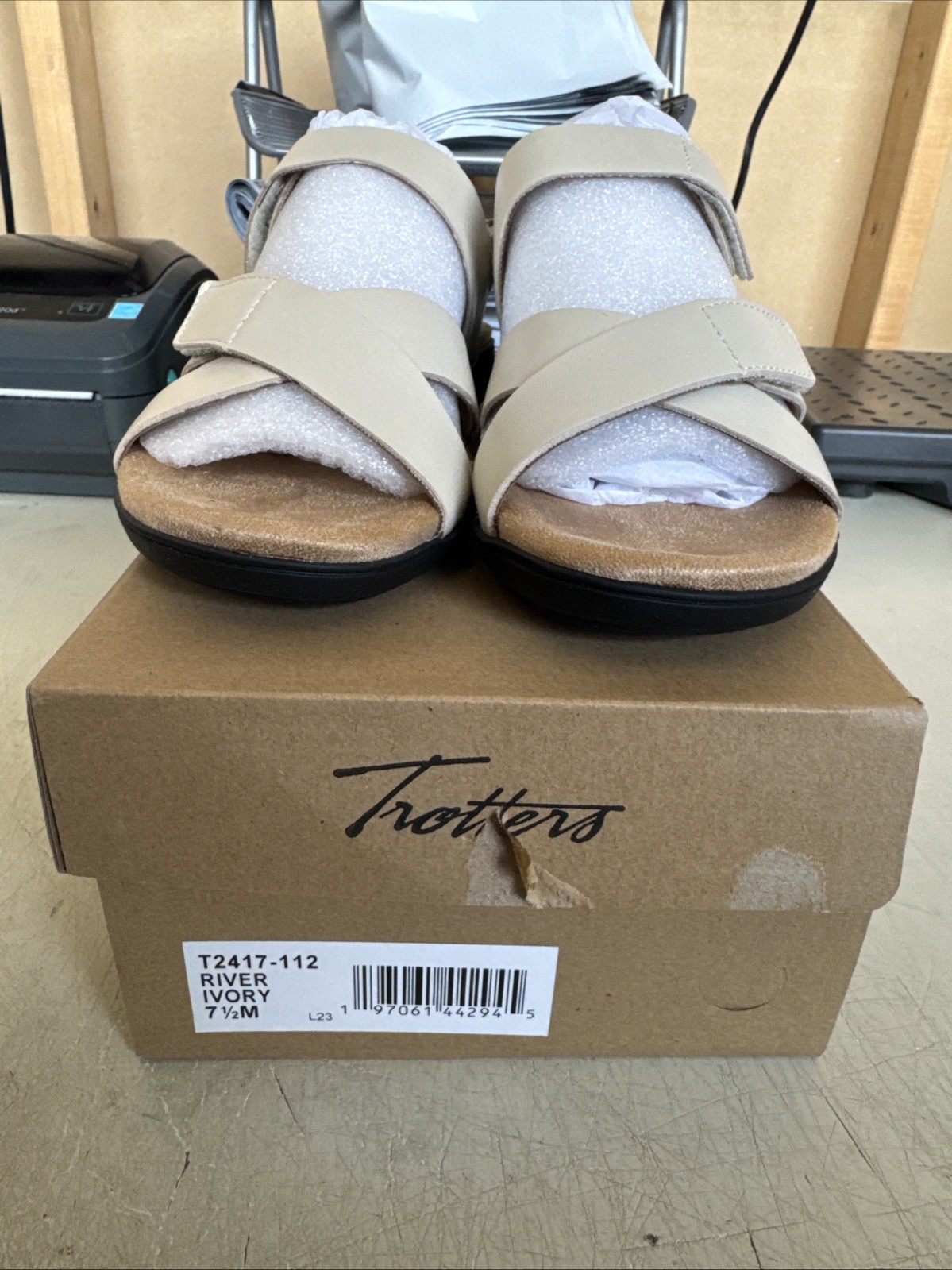 PICK SIZE / COLOR – Trotters T2417 Women River Leather Strap Strap Sandals Shoes