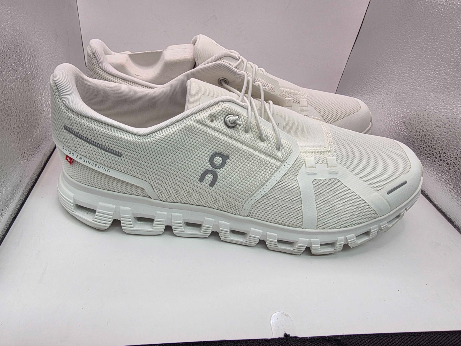 On Running Women’s Cloud 6 Sneakers-White 12US