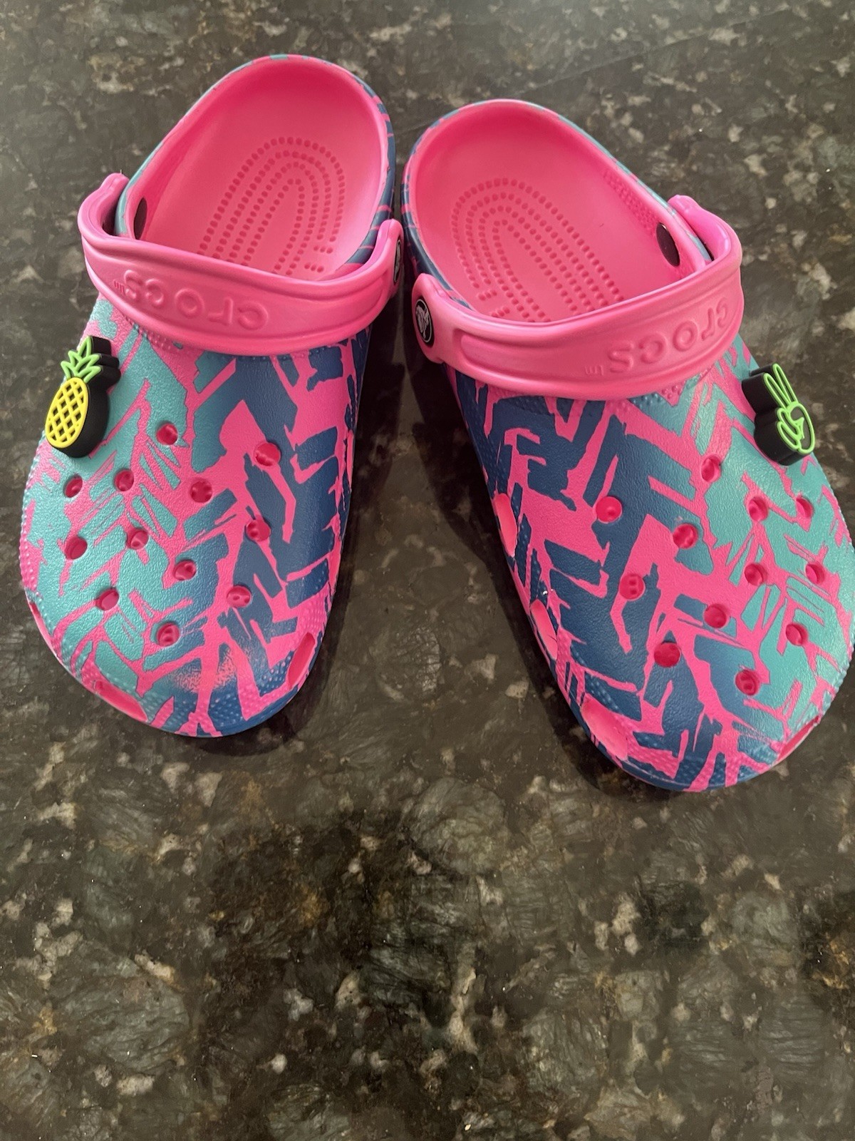 Crocs Classic Kids Clog Sandals Abstract Pink Blue Green Slip-On women Sz 7