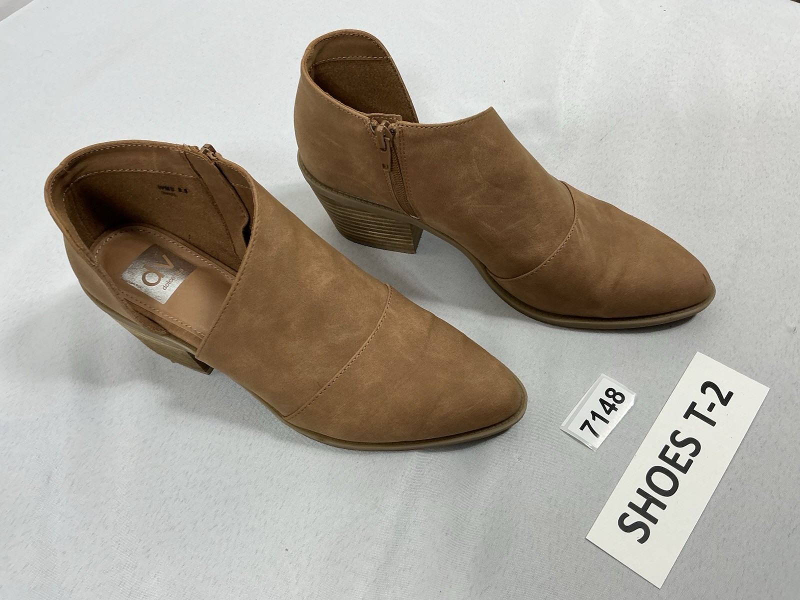 Womans Excellent Condition DV Block Heel Booties 8.5 Tan Side Zip Side Cut Outs