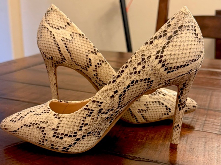 BCBG GENERATION Size 8 Pastel Snakeskin Shimmer Pointed Stiletto Heels