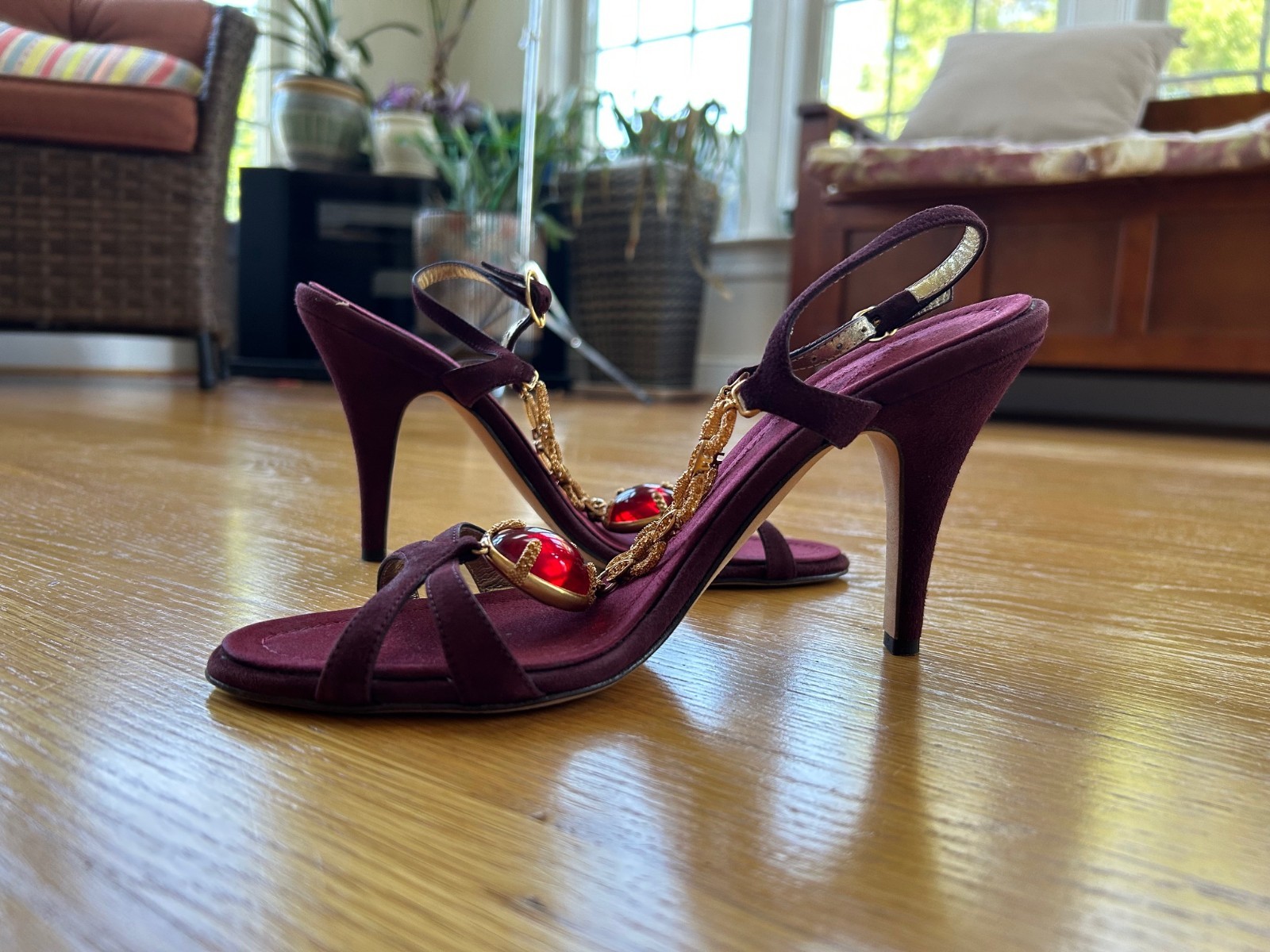 GIUSEPPE ZANOTTI Burgundy Suede Gold Chain &Red Jewel T-Strap Sandals IT 38 Good