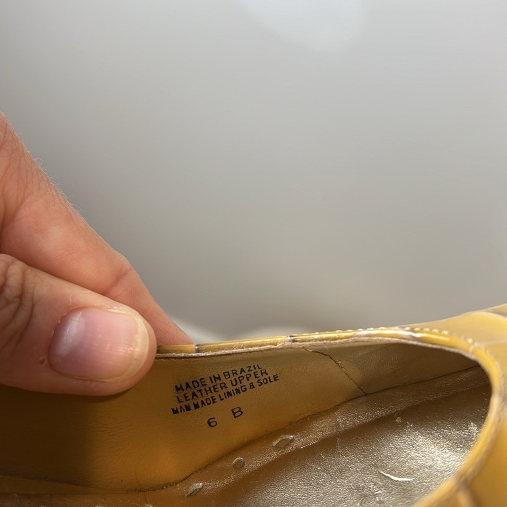 BCBG gold/yellow reptile textured Heels Elegant Design size 6.