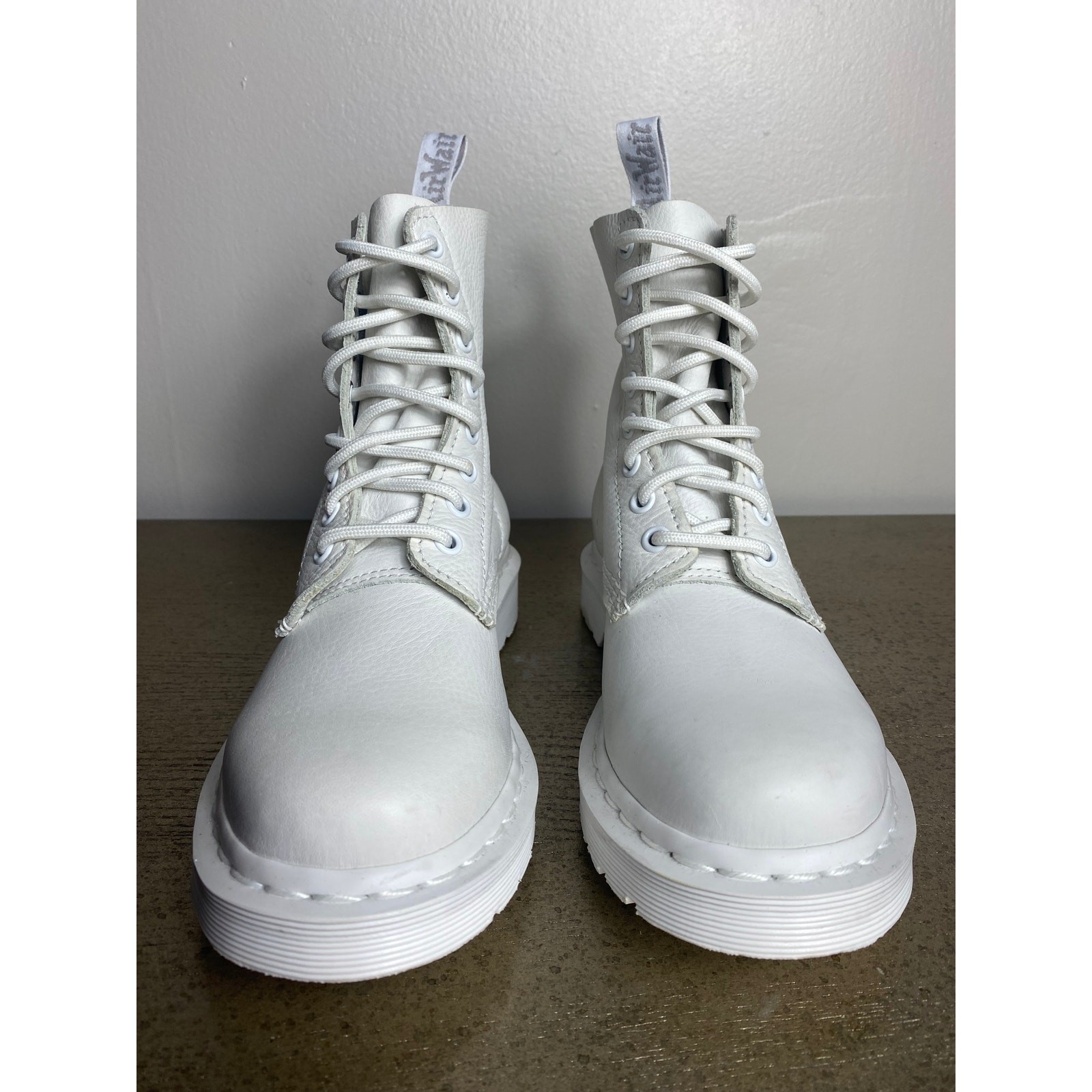Dr. Martens 1460 Pascal Mono Boots Women’s 6 Smooth White Leather 8 Eye Lace Up