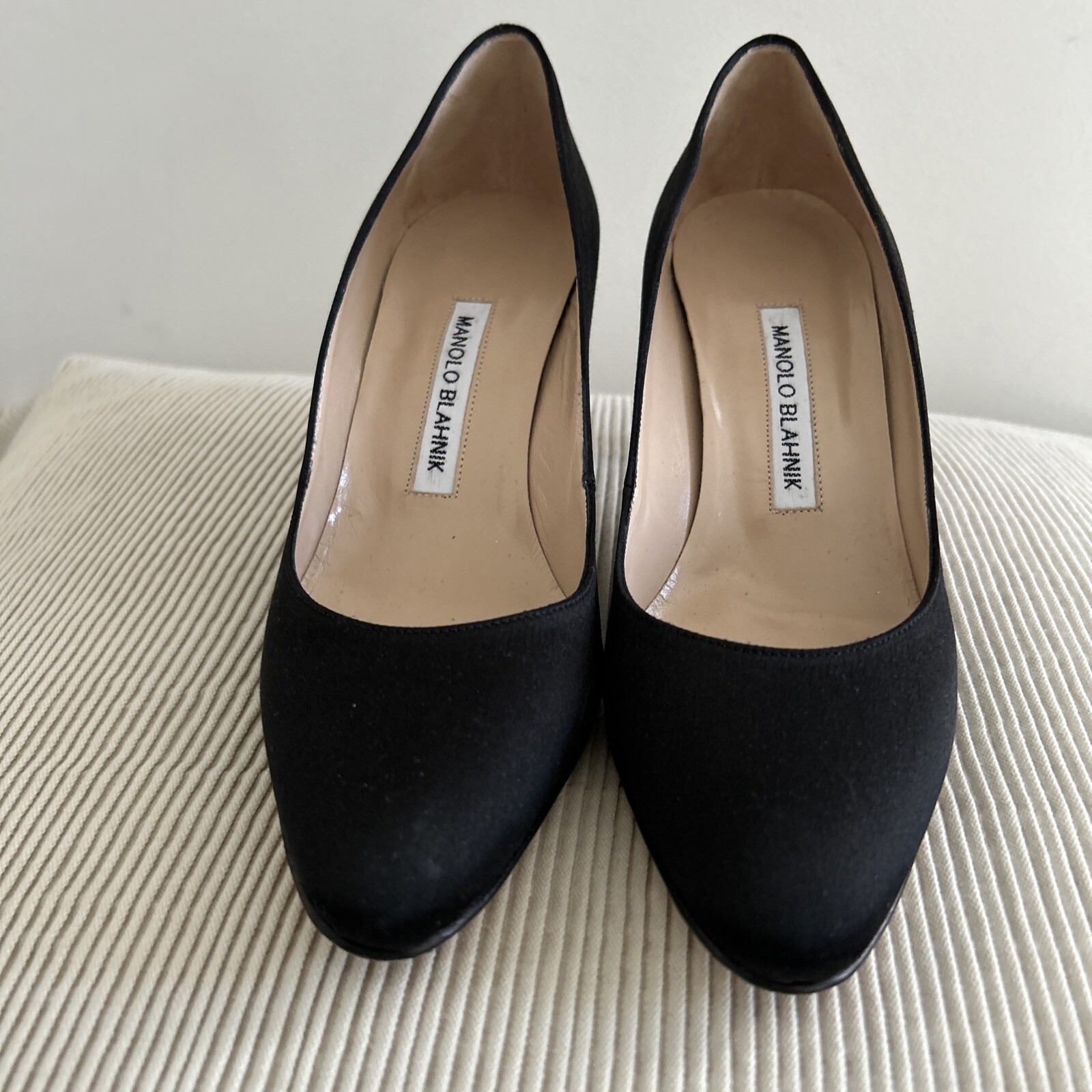 MANOLO BLAHNIK BLACK SATIN SEMI-ROUND TOE HEEL LEATHER SOLE AND INSOLE PUMP 38.5