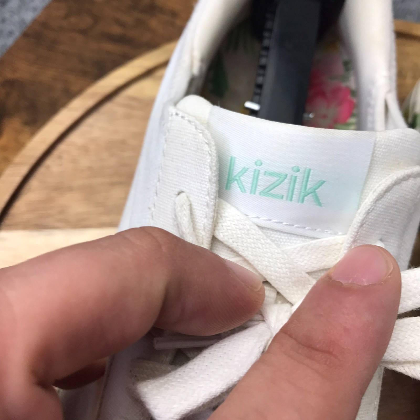 Kizik Irvine Canvas Sneaker M 8.5 W 10 White Floral Hands Free Comfort Shoes