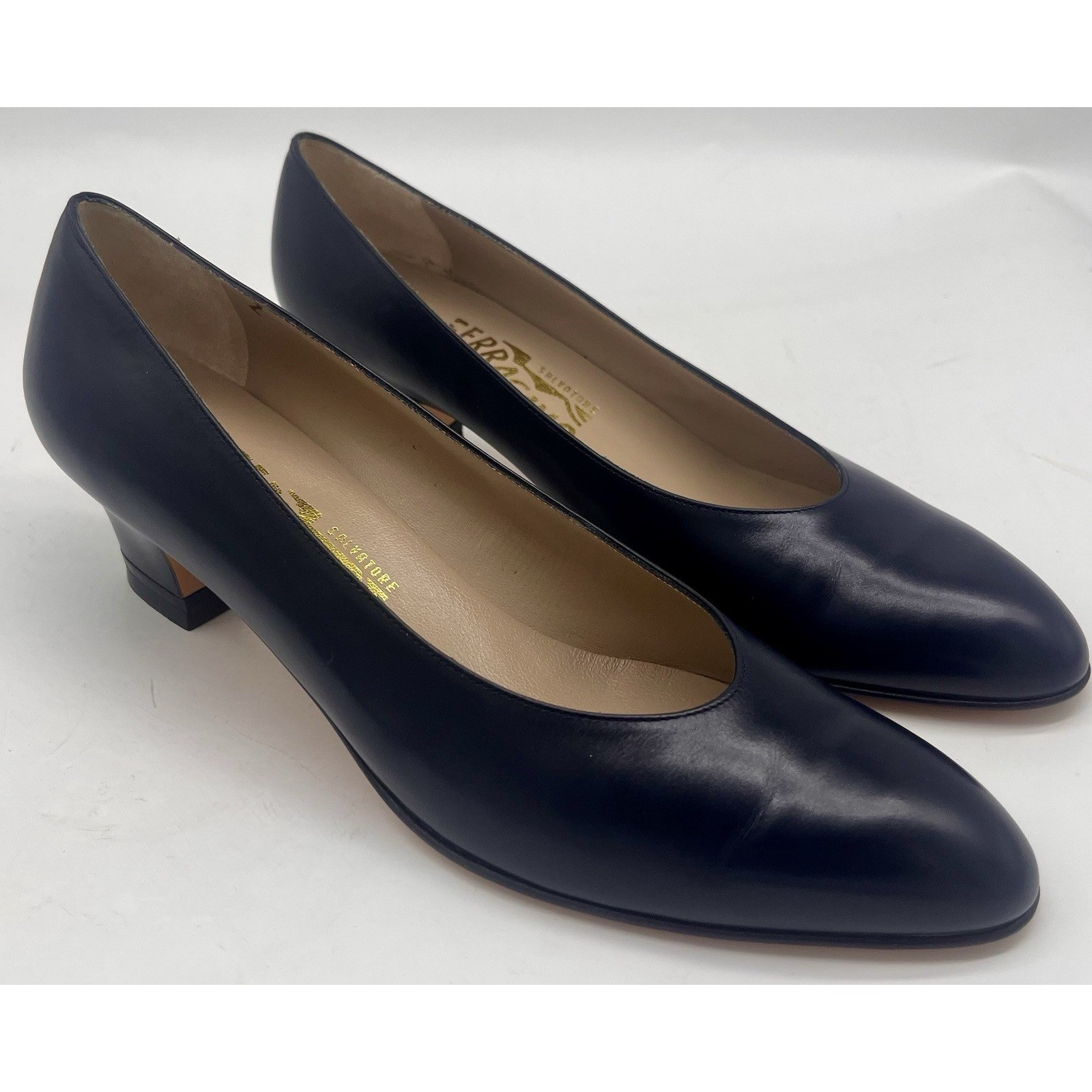 Vintage Salvatore Ferragamo Navy Leather Pumps Low Heel Size 8.5 AAA Made Italy