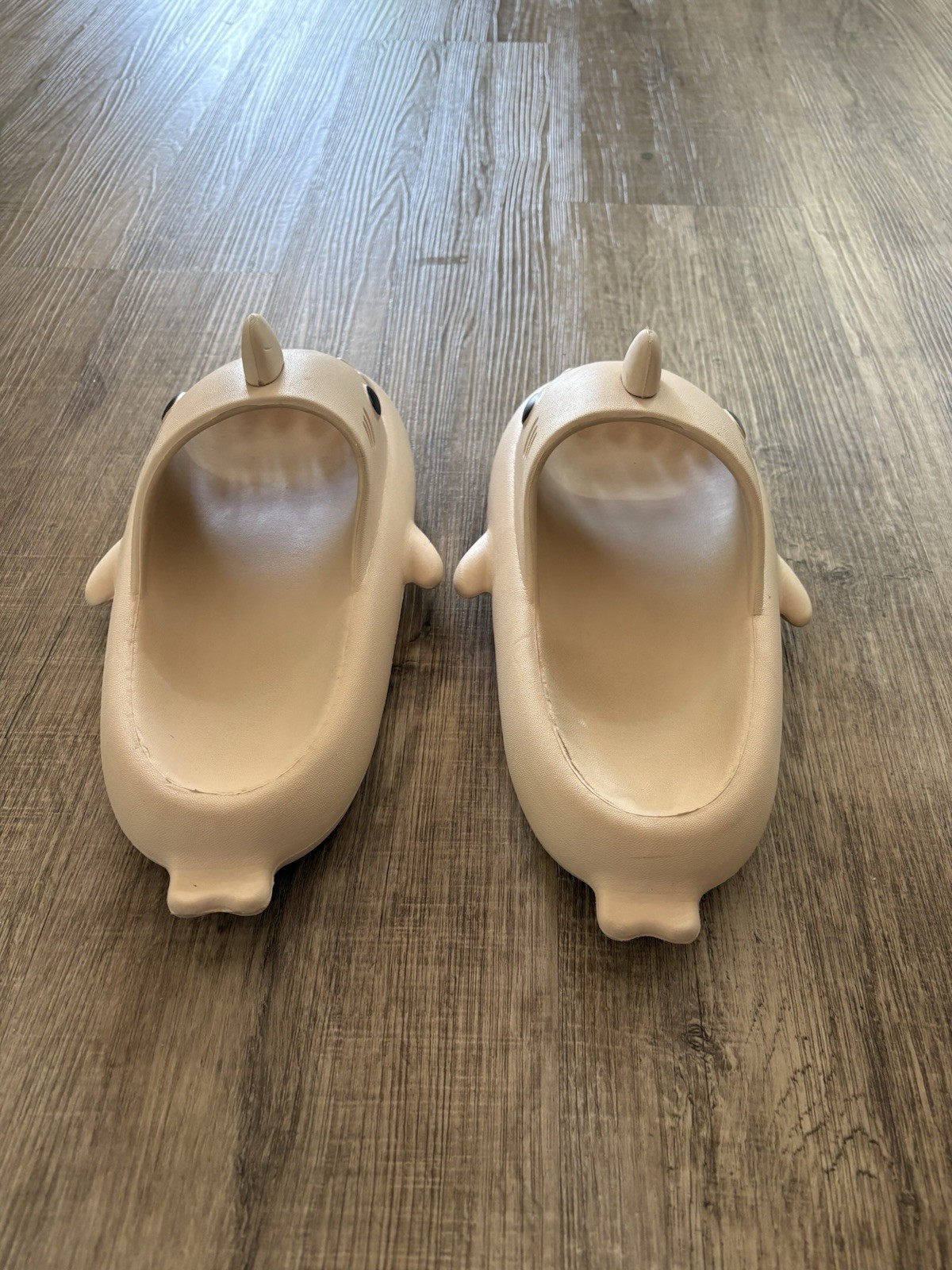 Shark Slides Unisex Cloud Slippers/Beach sandals With Thick Sole Size 40-41 EU