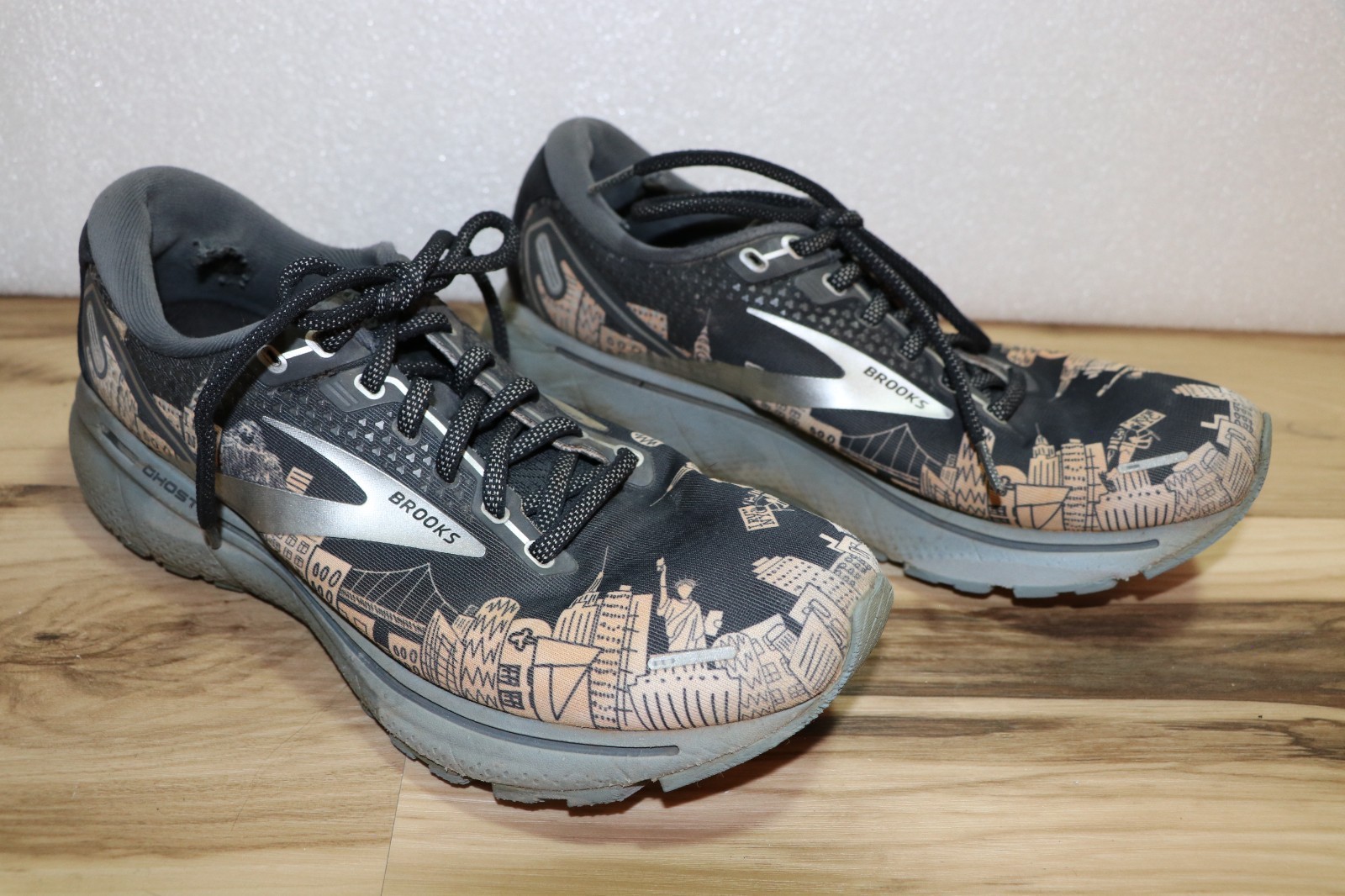 Brooks Ghost 14 Women Size 8.5 B NYC Marathon Running Shoes Black Skyline 120356