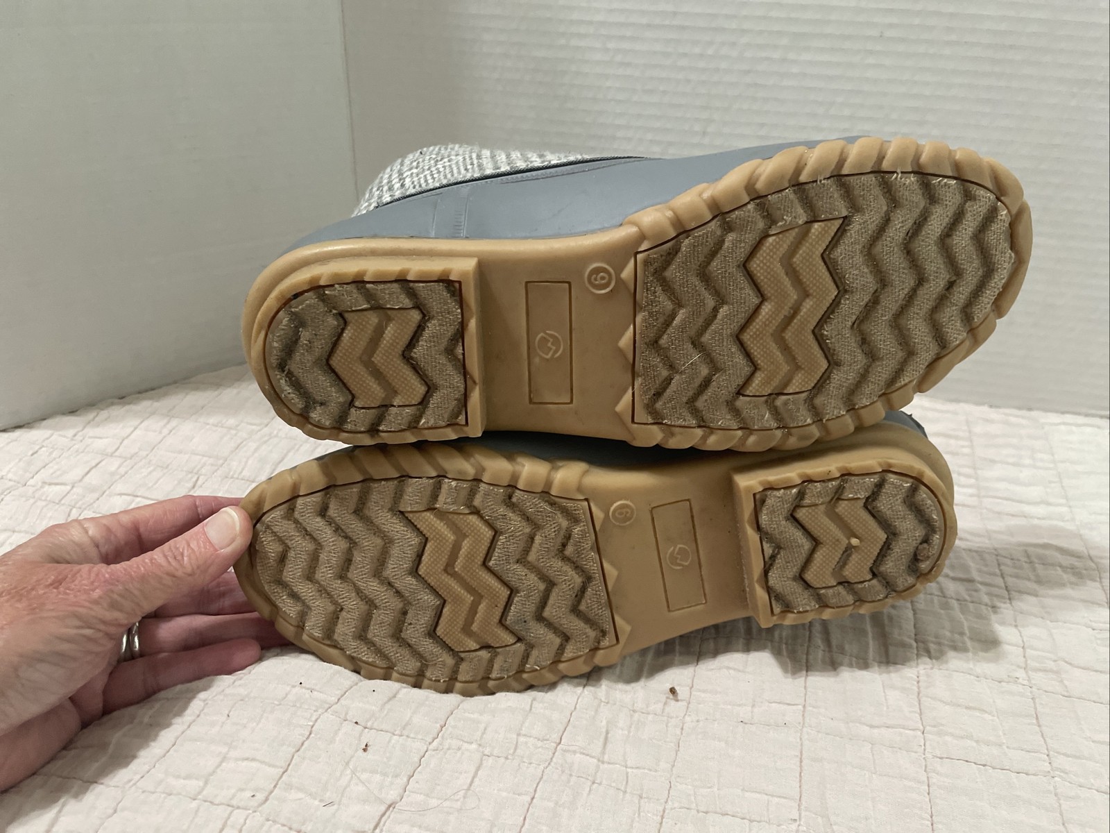 Magellan Outdoors Grey Duck Boots Women’s Size 9 B EUC