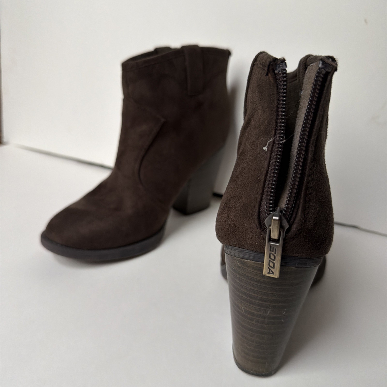 Soda Women’s Ankle Boots Booties Block Heel Dark Brown Faux Suede Size 8 EUC