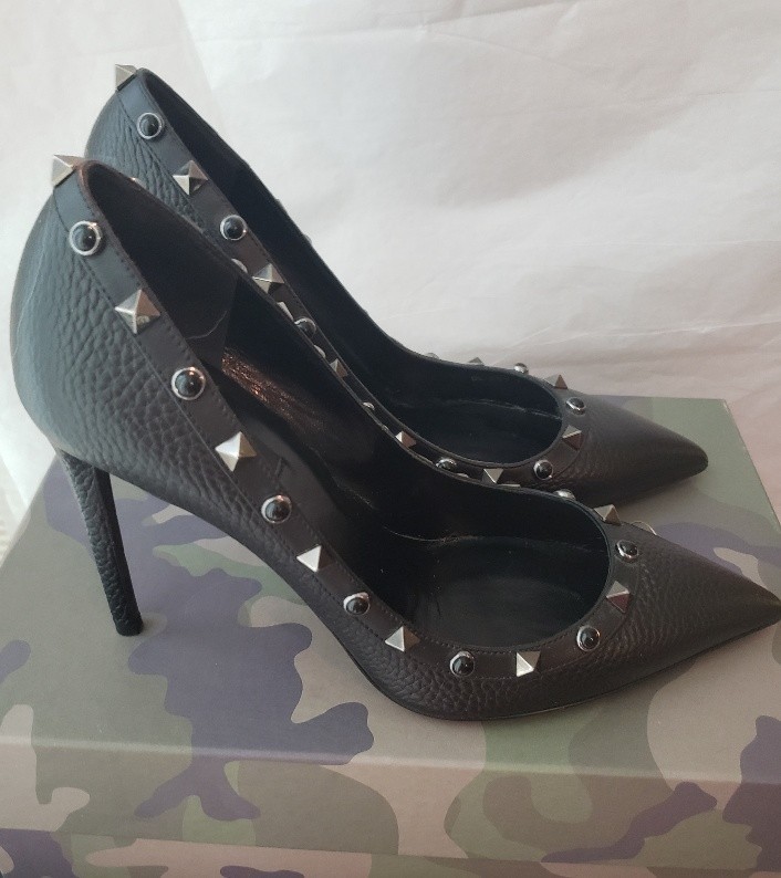 Valentino Women Pebbled Calfskin leather Rolling Rockstud black pump Size 39
