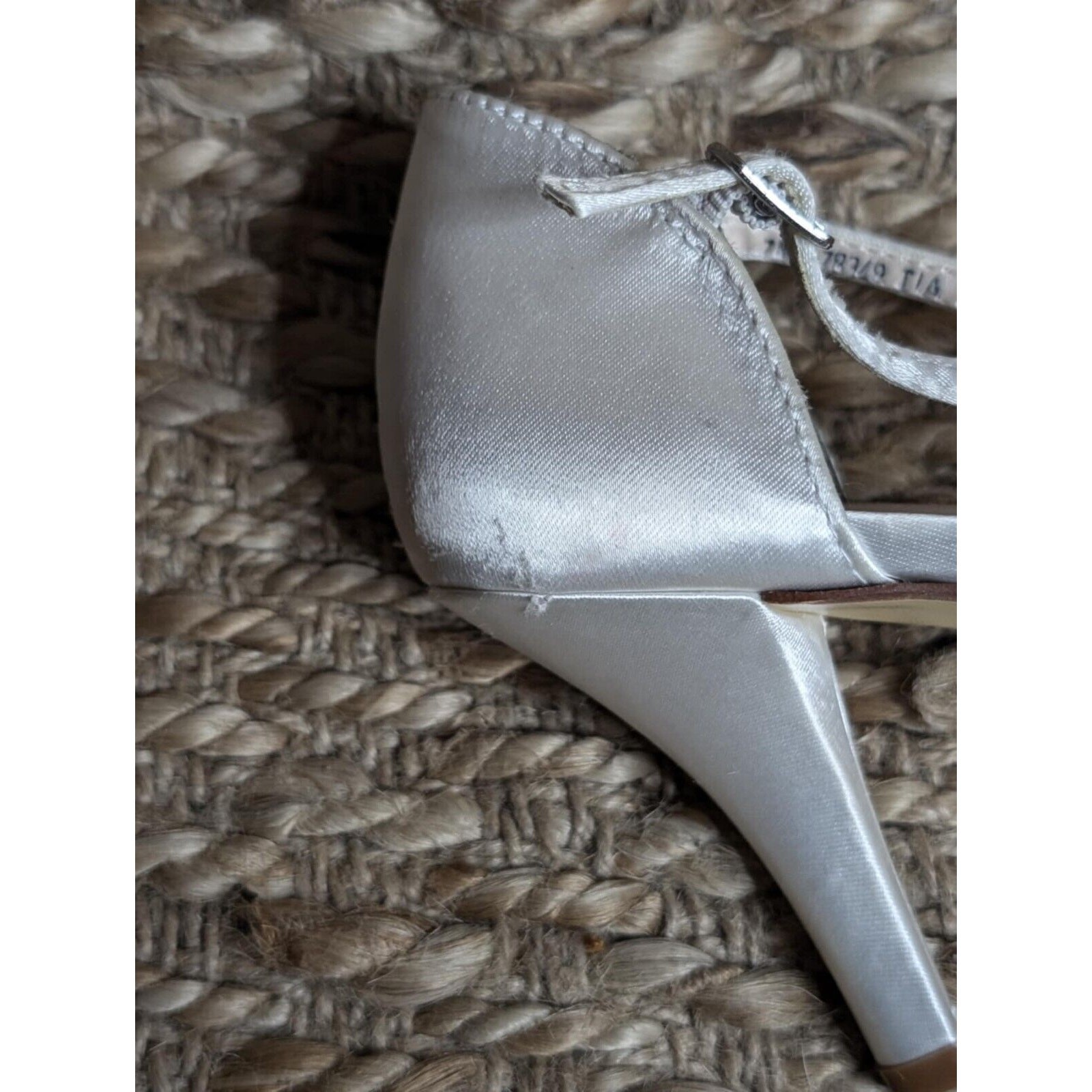 NEW Satin Dyeable White Heels David’s Bridal Size 7 -w- Diamond Embellishments