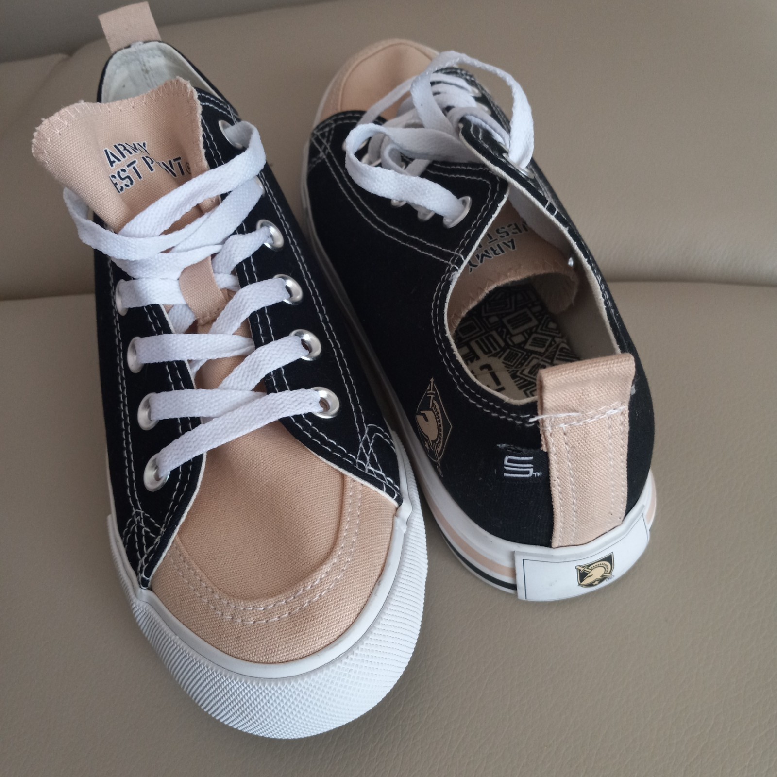 Skicks Black & Tan Low-Top Sneakers featuring the Army Black Knights Logo size 9