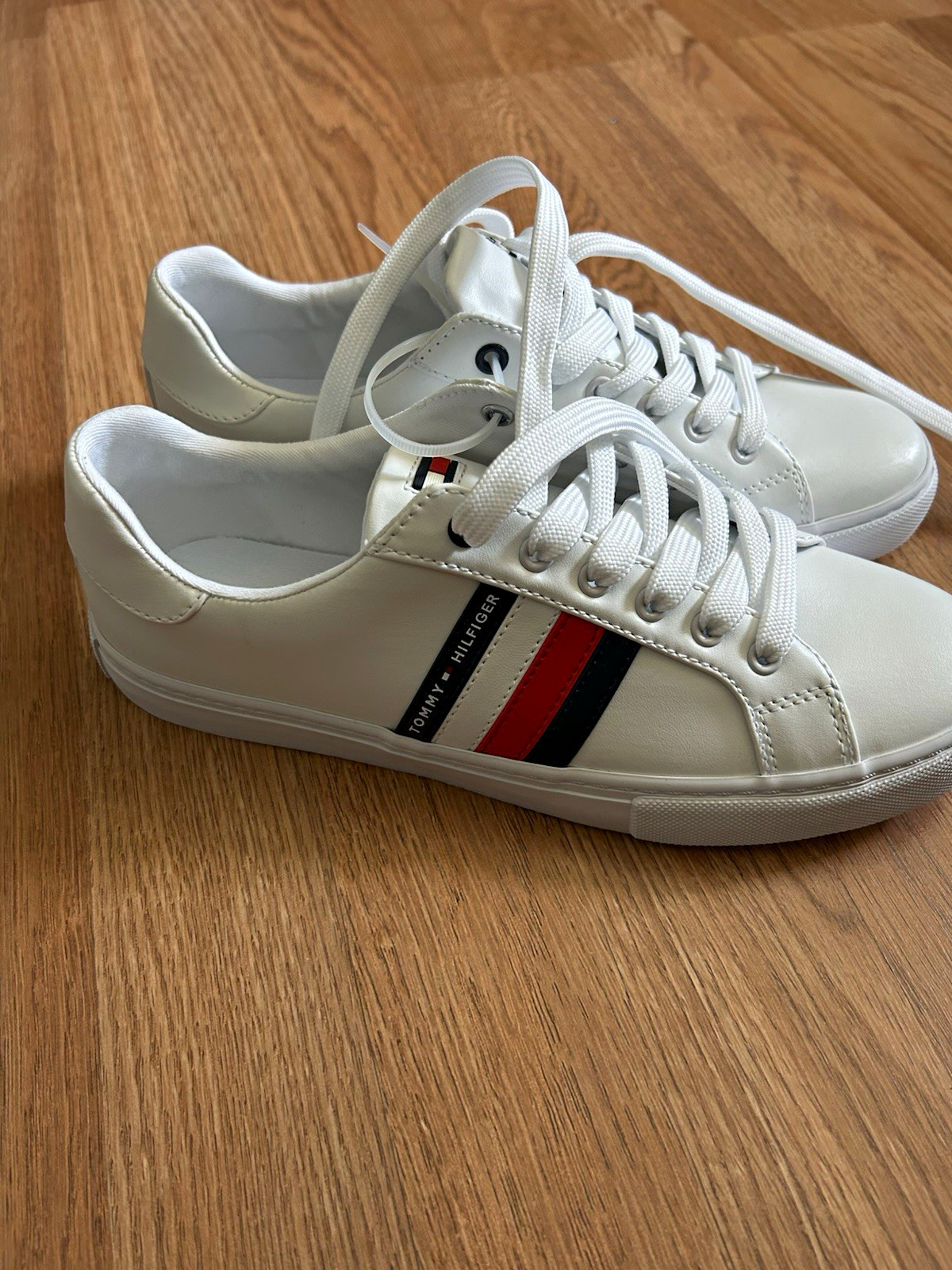 Women’s Tommy Hilfiger White Shoes Sneakers Size 8