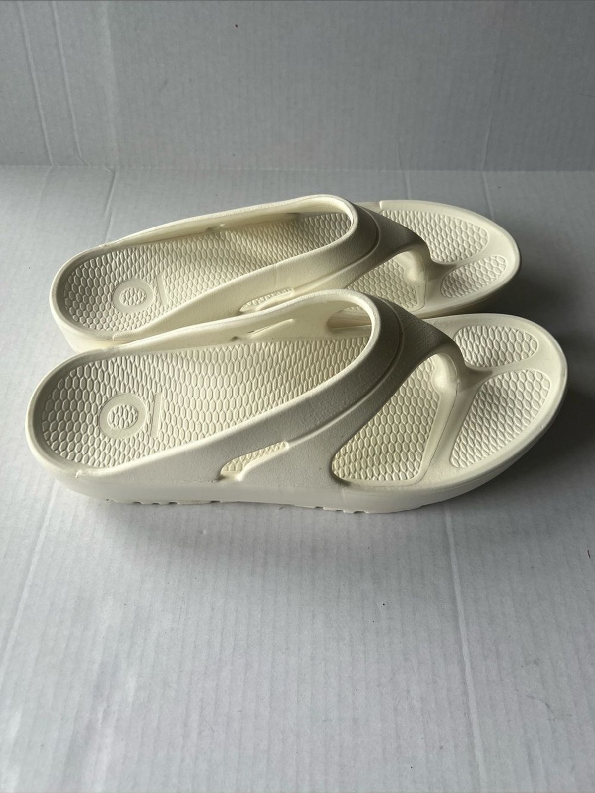 OKA White Foam Thong Sandals br RECOVERY FLIP FLOP, ROASTED OOLONG| UNISEX