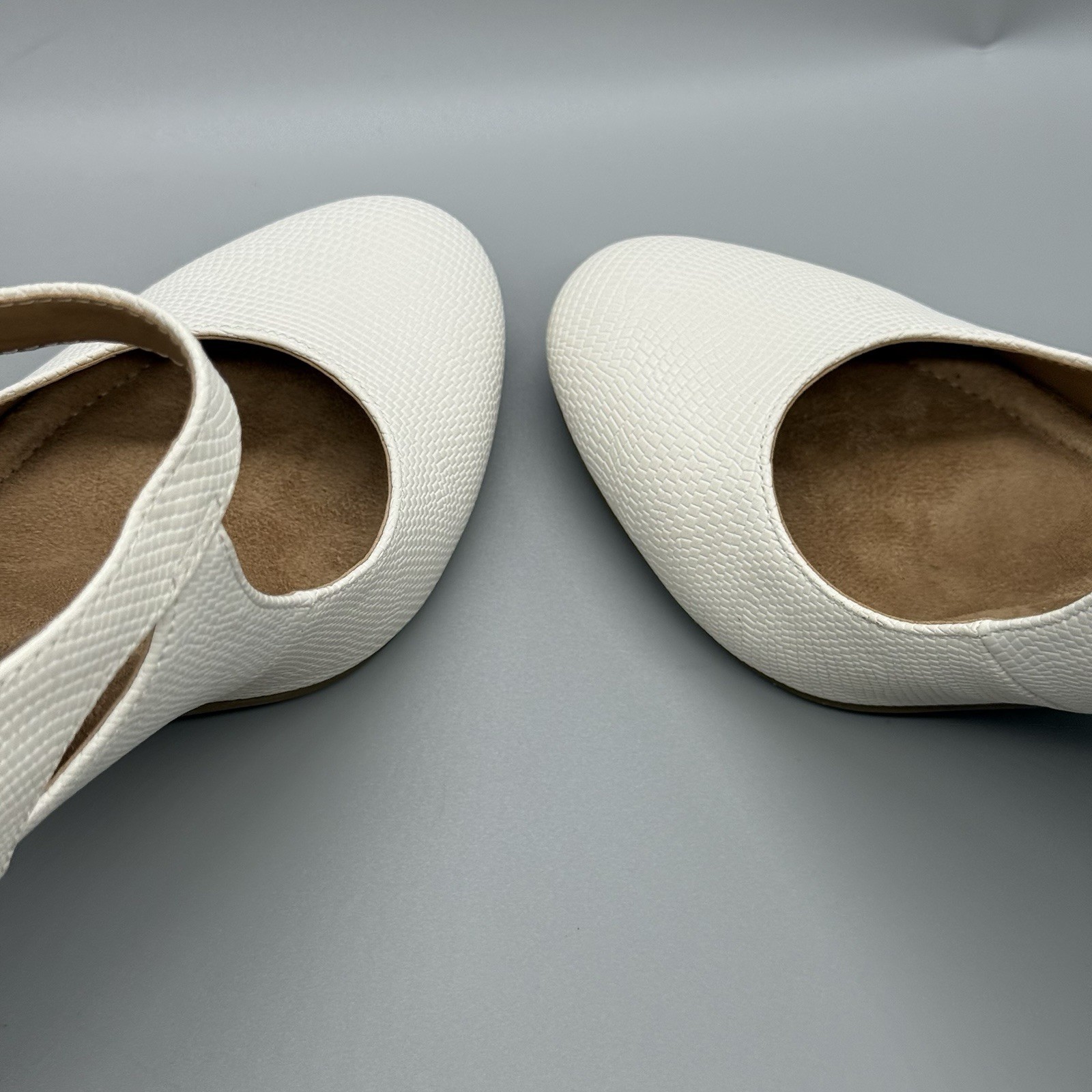 Giani Bernini Retro Style White Mary Jane Textured Heels Size 7.5 M
