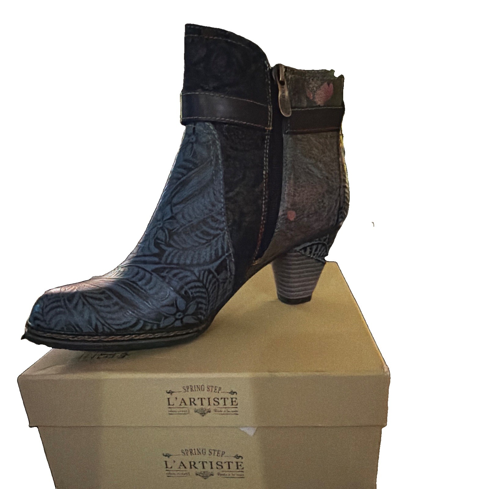 L’Artiste Women’s Blue/Black Suede Floral Embroidered Zip Ankle Bootie US 9.5