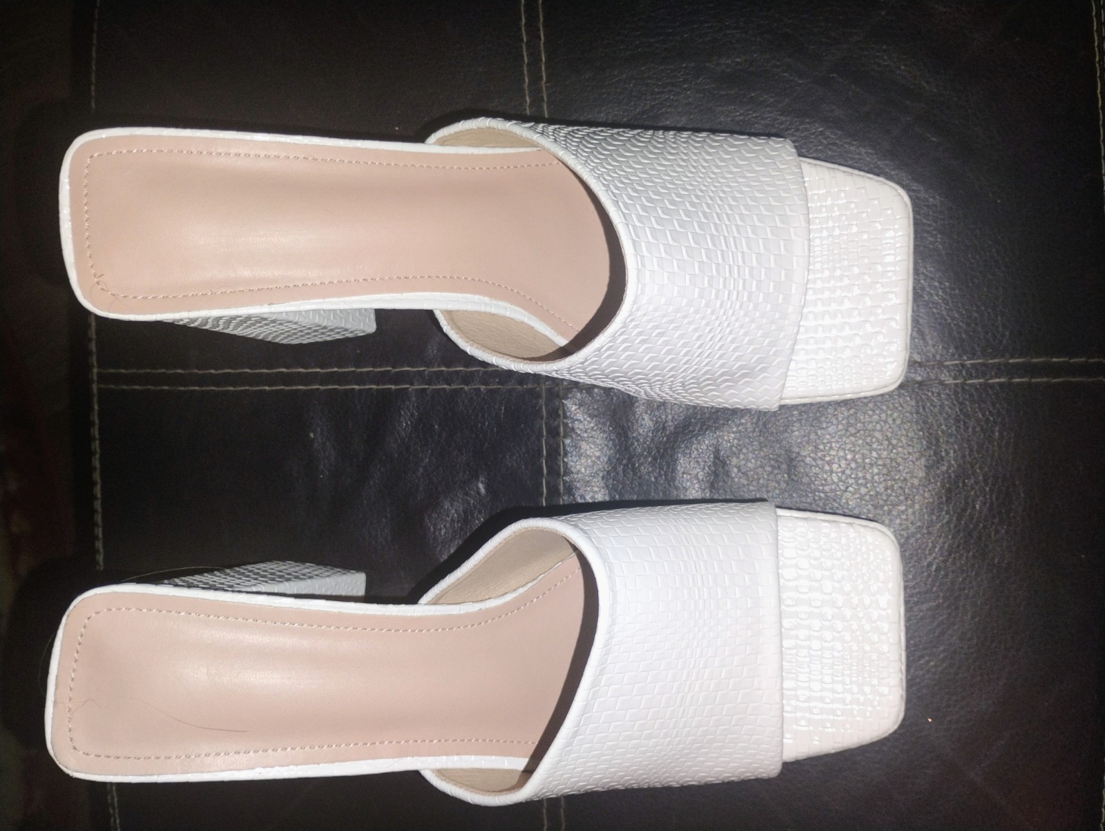 Womens Wht/Crocodile Embossed Pattern Leather Mules Gently Used Sz 9 US, Eur 40.