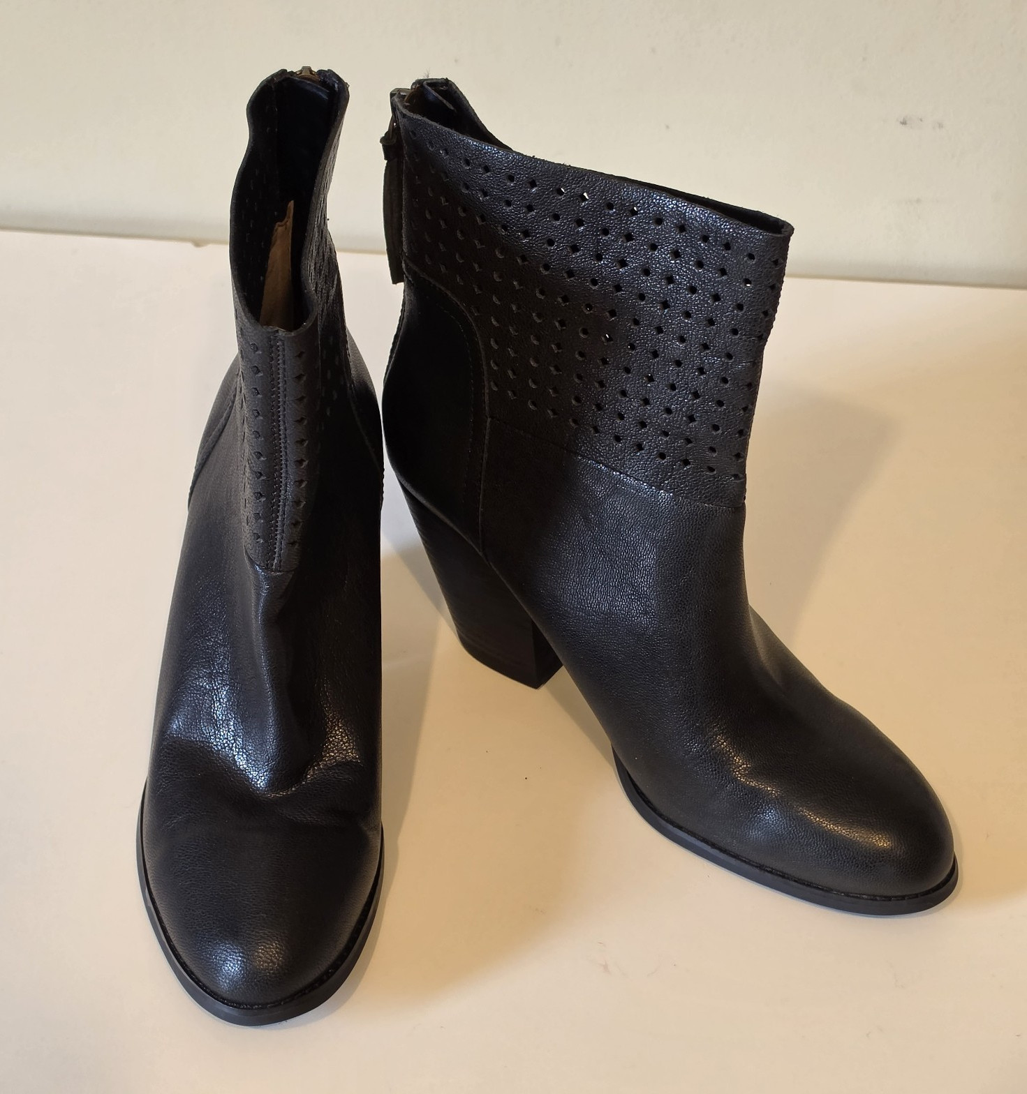Nine West Black Leather Ankle Bootie Round Toe Back Zip Perforated US 10M