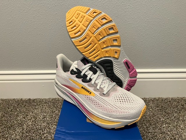 Women’s Size 8 Brooks Ghost 17 Running Shoes New In Oyster/Apricot/Pink 120431