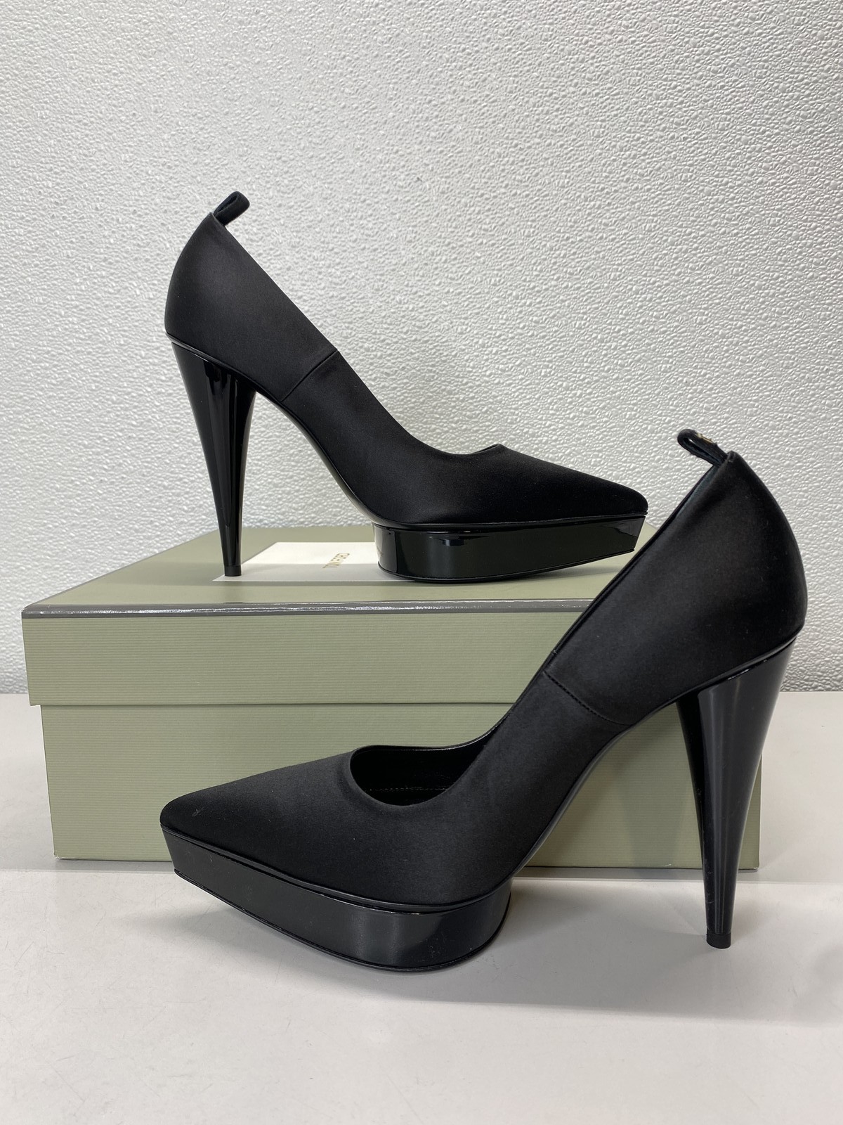 Tom Ford Womens Laminated Satin Cone Heel 120 Pump Size 8.5/EU 38.5 Black