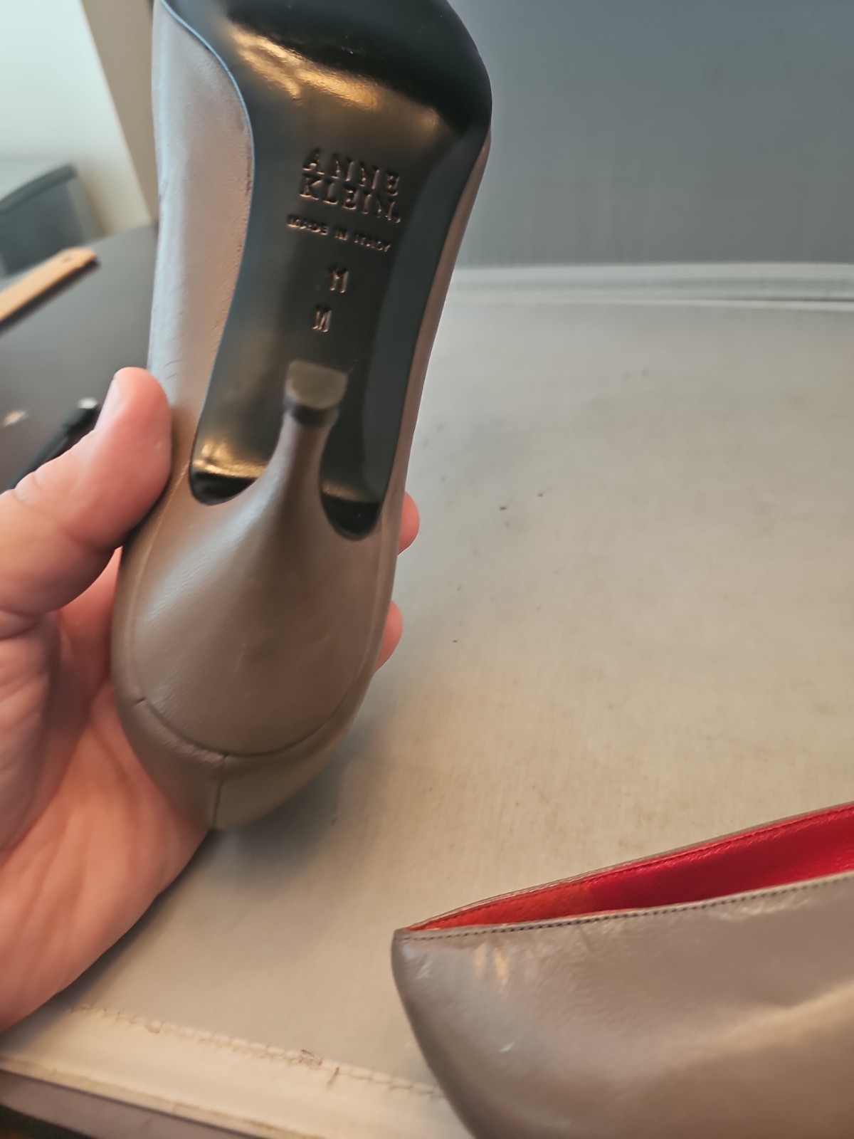 Women’s Anne Klein Gray Pointed Toe 2.5 Inch Heel Pump, Size 11 M Madein Italy