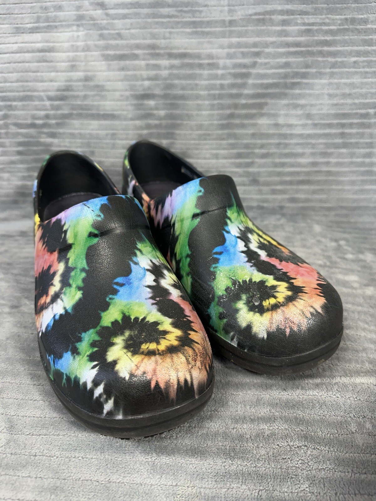 Crocs 10 Dual Comfort Neria Pro II Graphics Tie Dye Slip Resistant Nurse Clogs