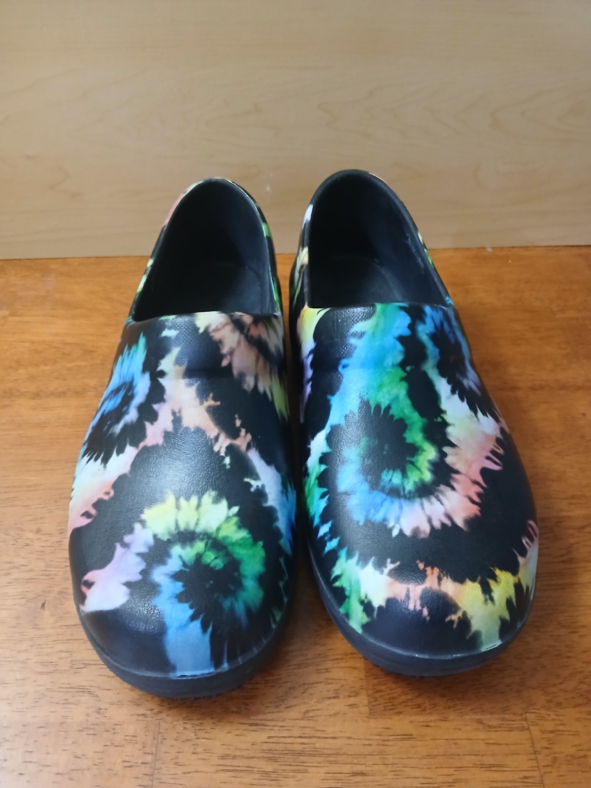 Crocs Dual Comfort Neria Pro II Graphics Tie Dye Size 9 Slip Resistant Clog