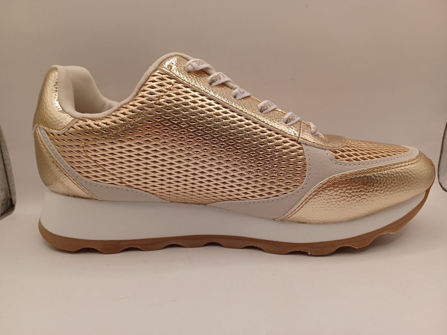 NEW Karl Lagerfeld Paris Meade Lace Up Sneakers Womens Size 8.5 US