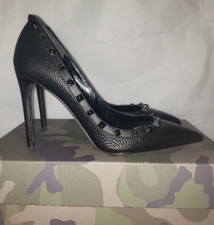 Valentino Women Pebbled Calfskin leather Rolling Rockstud black pump Size 39