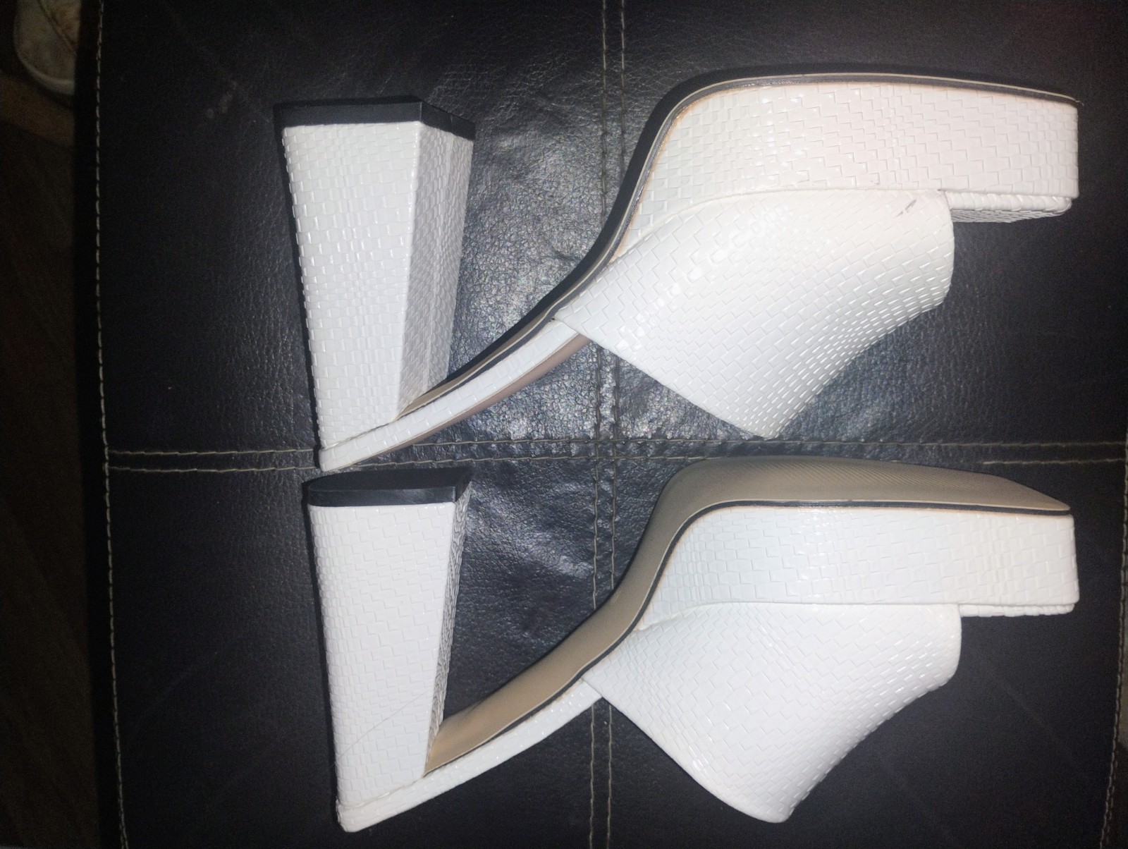 Womens Wht/Crocodile Embossed Pattern Leather Mules Gently Used Sz 9 US, Eur 40.