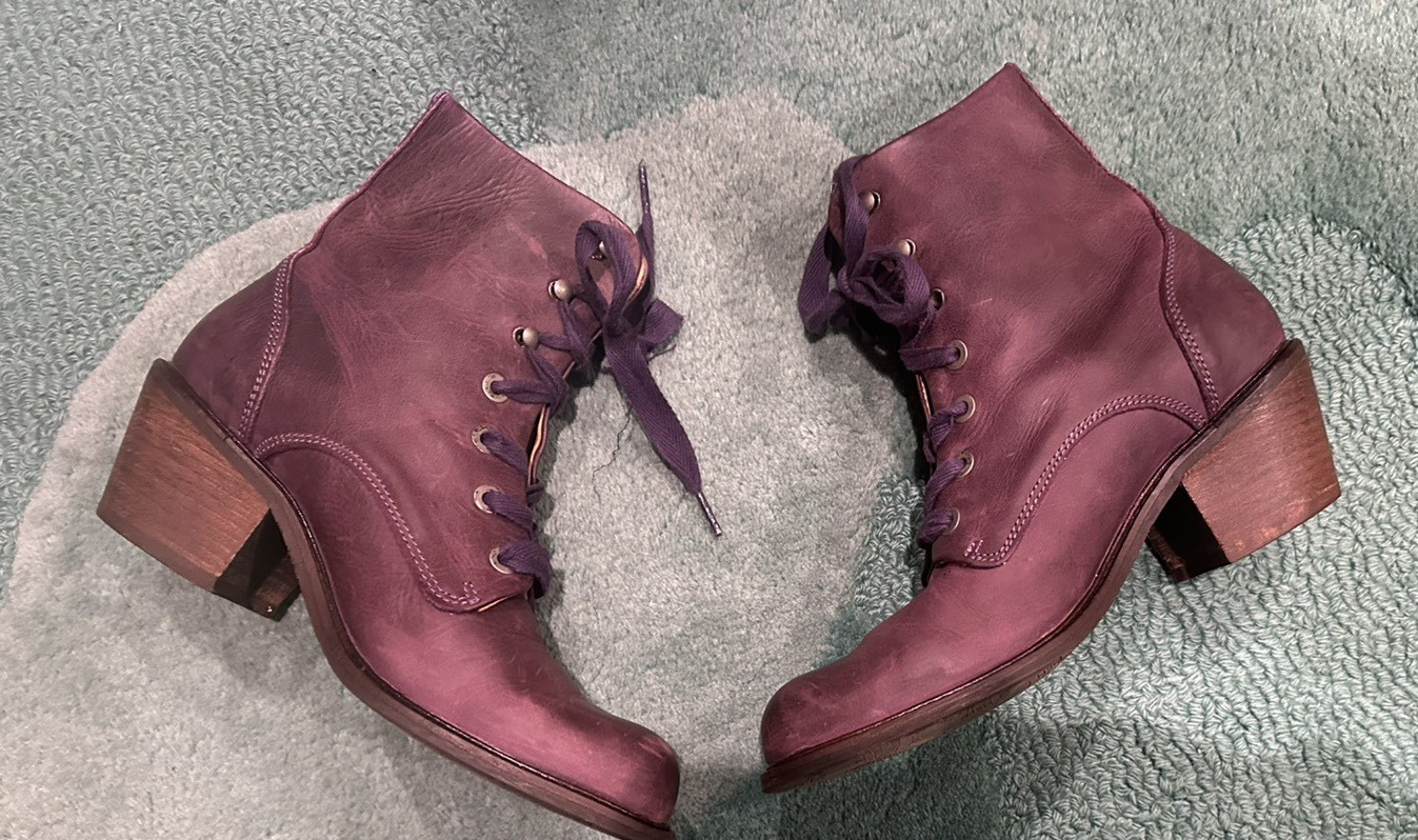 Fluevog EXCELLENT Adriana Nuni purple leather lace-up heeled boot – 11