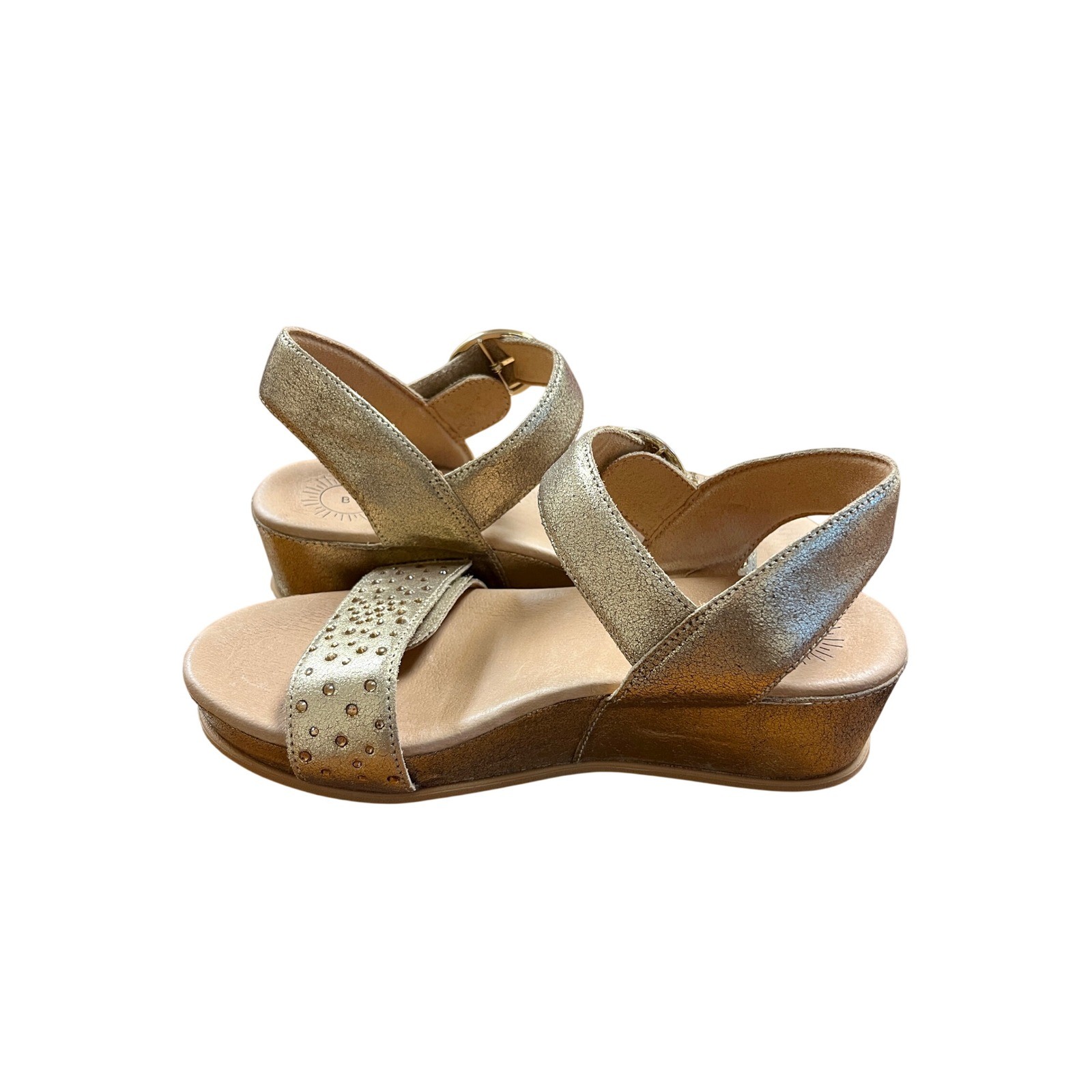 BRIOSO Huntley 3 Metallic Low Wedge Sandals 9 New Gold Travel Comfort Summer