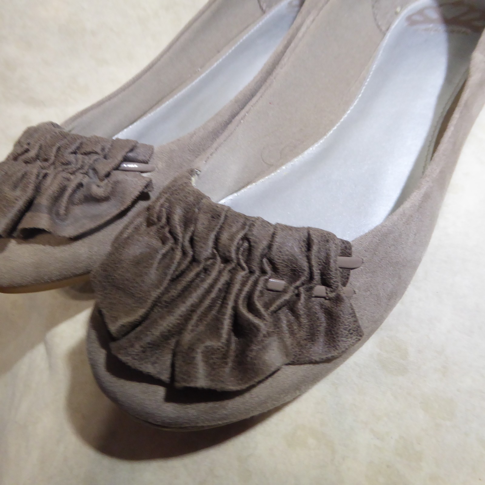 🩰 Fergalicious Ballet Flats sz 10 M Oyster Tan Suede Textile; Ruche Details