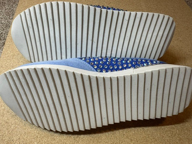Kenneth Cole Reaction Platform Sneaker Womens 8.5 Blue Suede Rhinestone NWOT