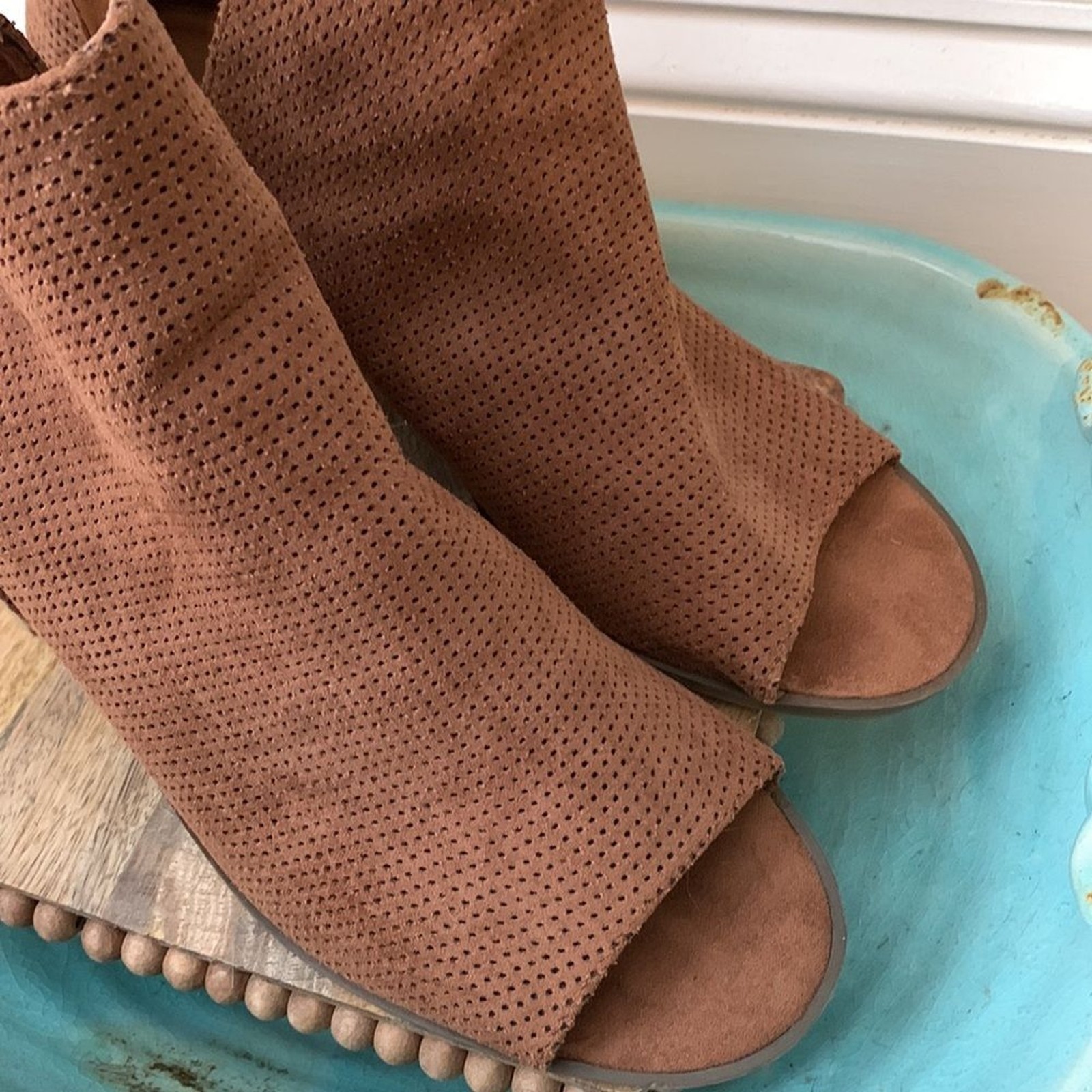 Universal thread open toed booties size 9.5
